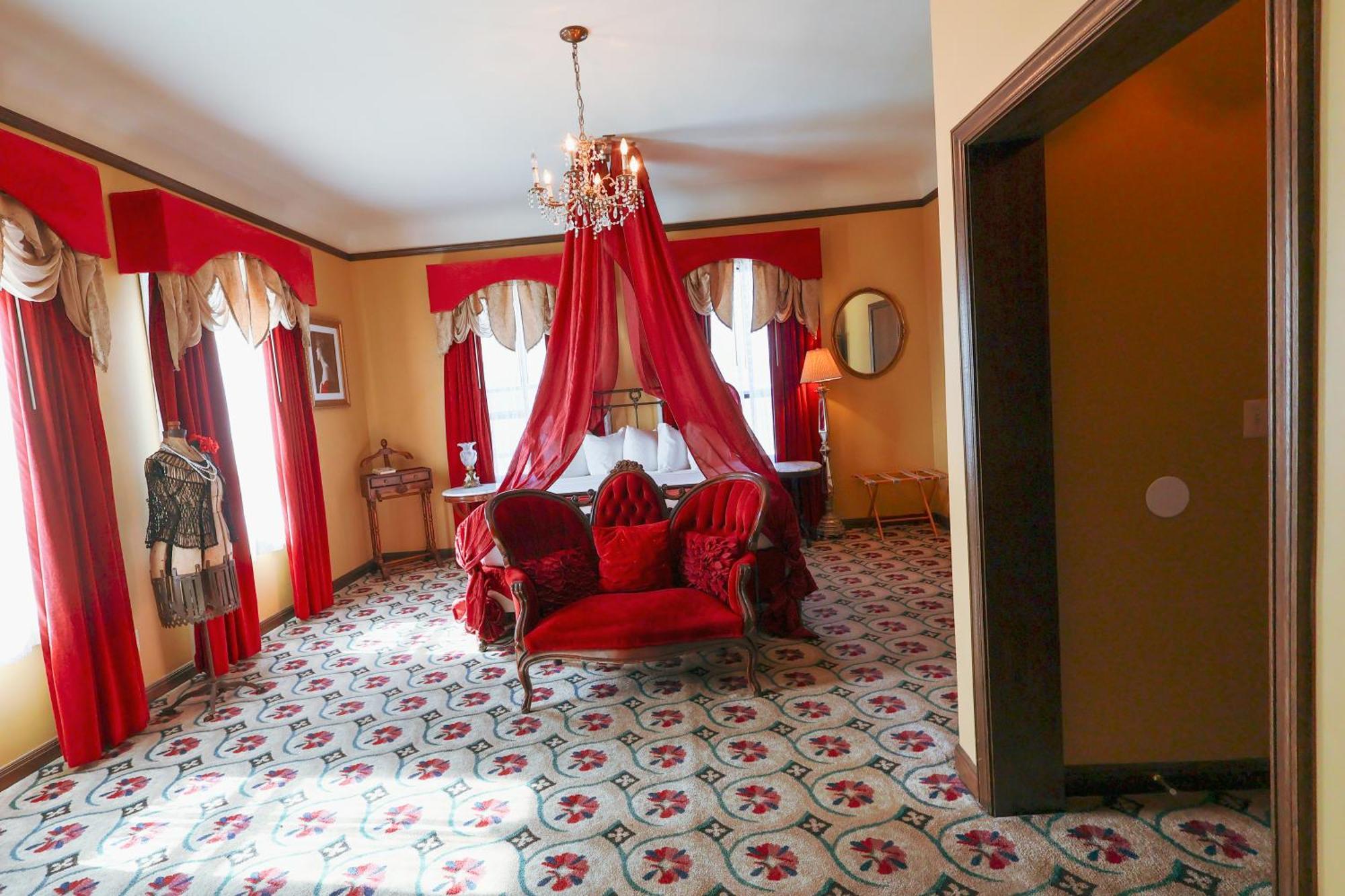 Deluxe King Suite