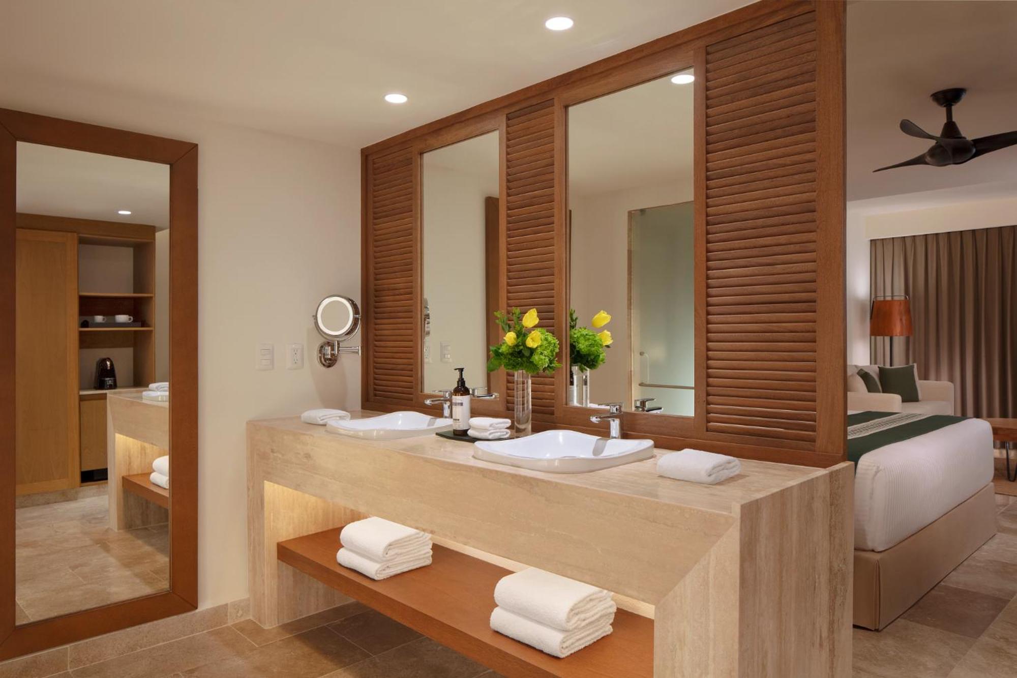 King Junior Suite Swim-Out Ocean Front View,1620986703:JPEG