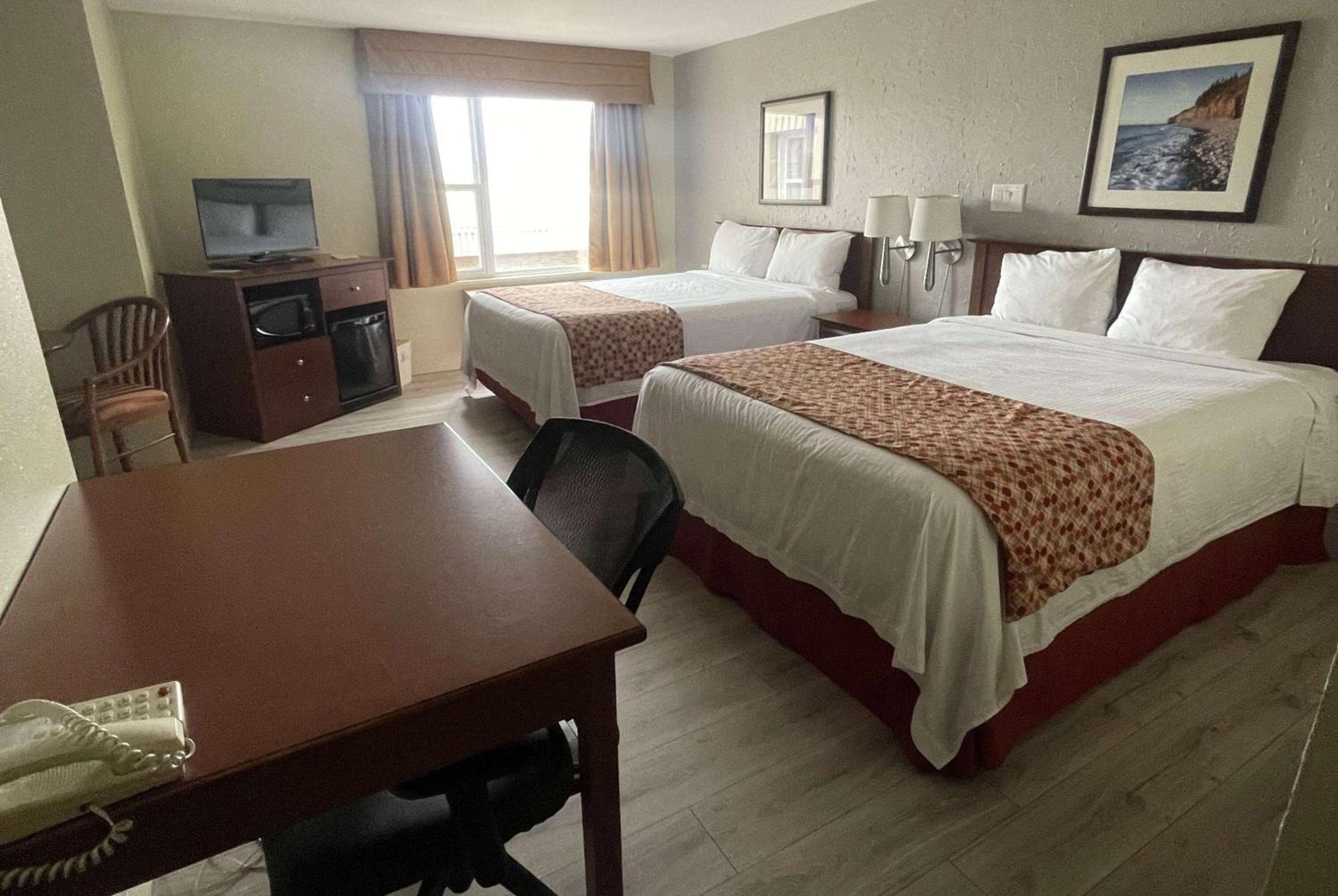 Queen Room with Two Queen Beds and One Single Bed - Non-Smoking