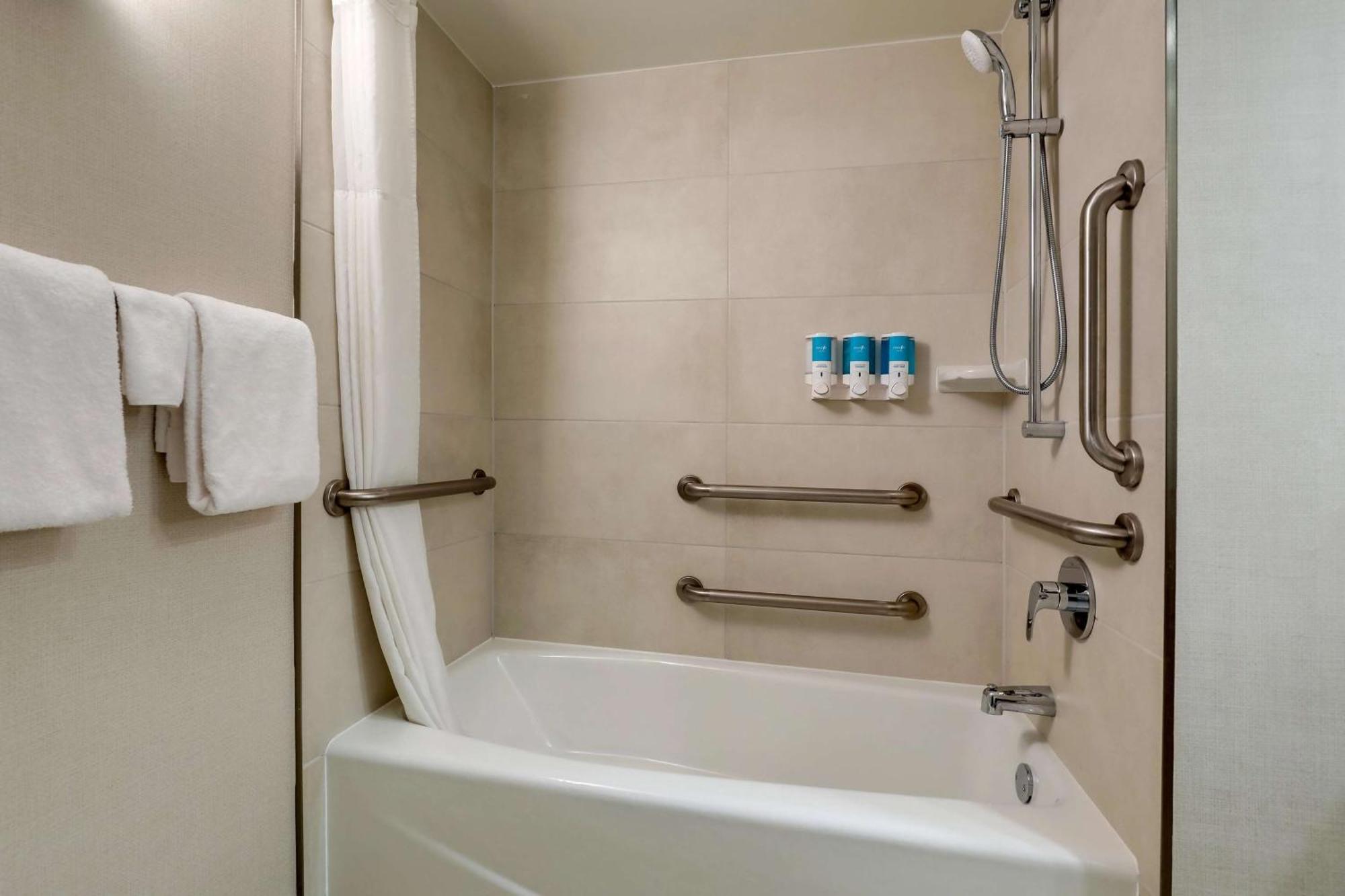 King Suite Sofa Bed Accessible Tub,1622044589:JPEG