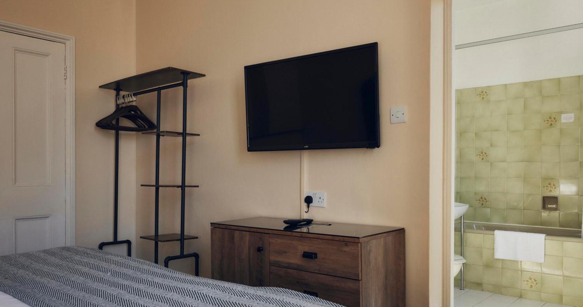 Small Double Room,1622141595:JPEG