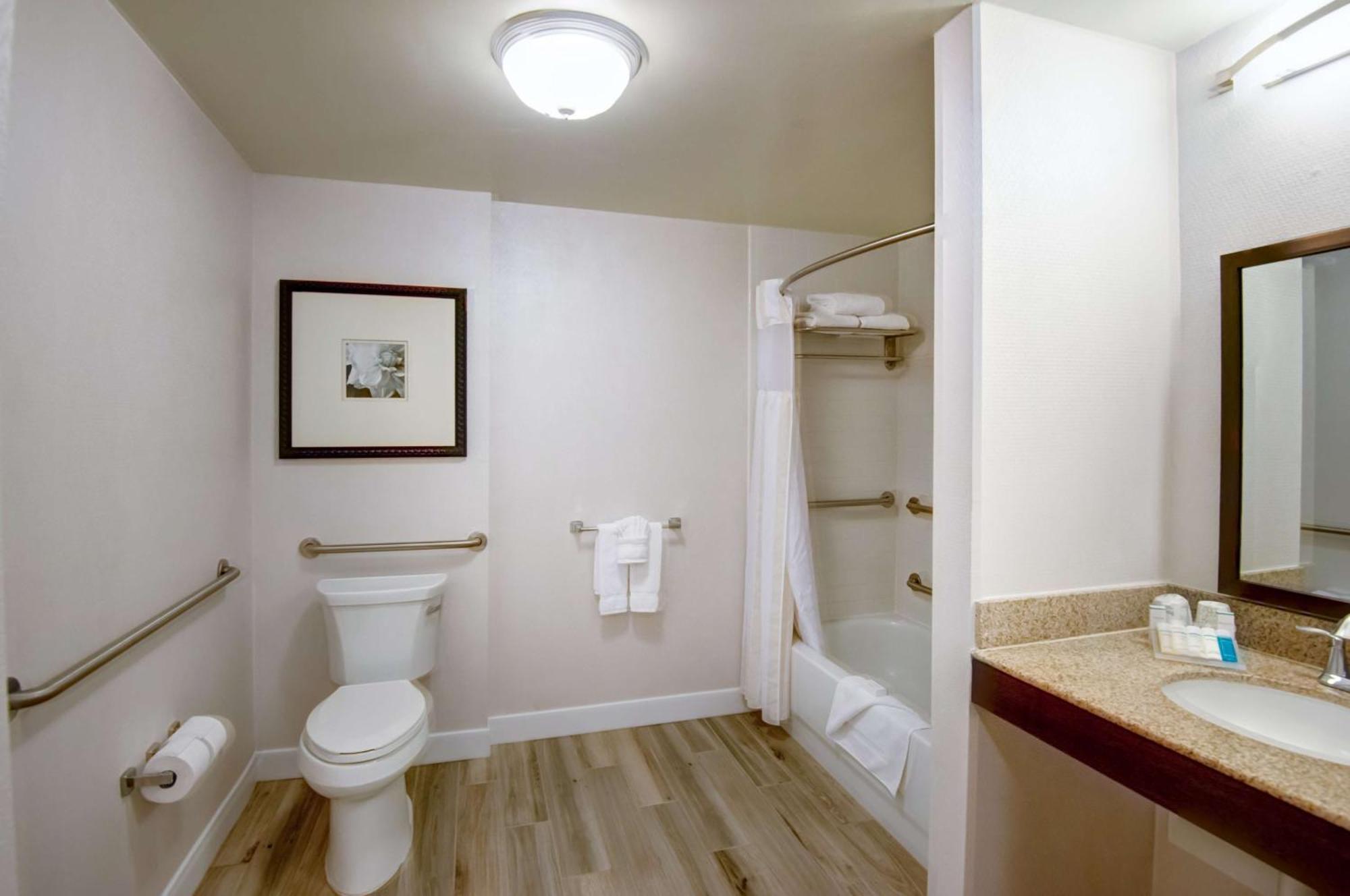 King Room with Accessible Tub - Mobility Access