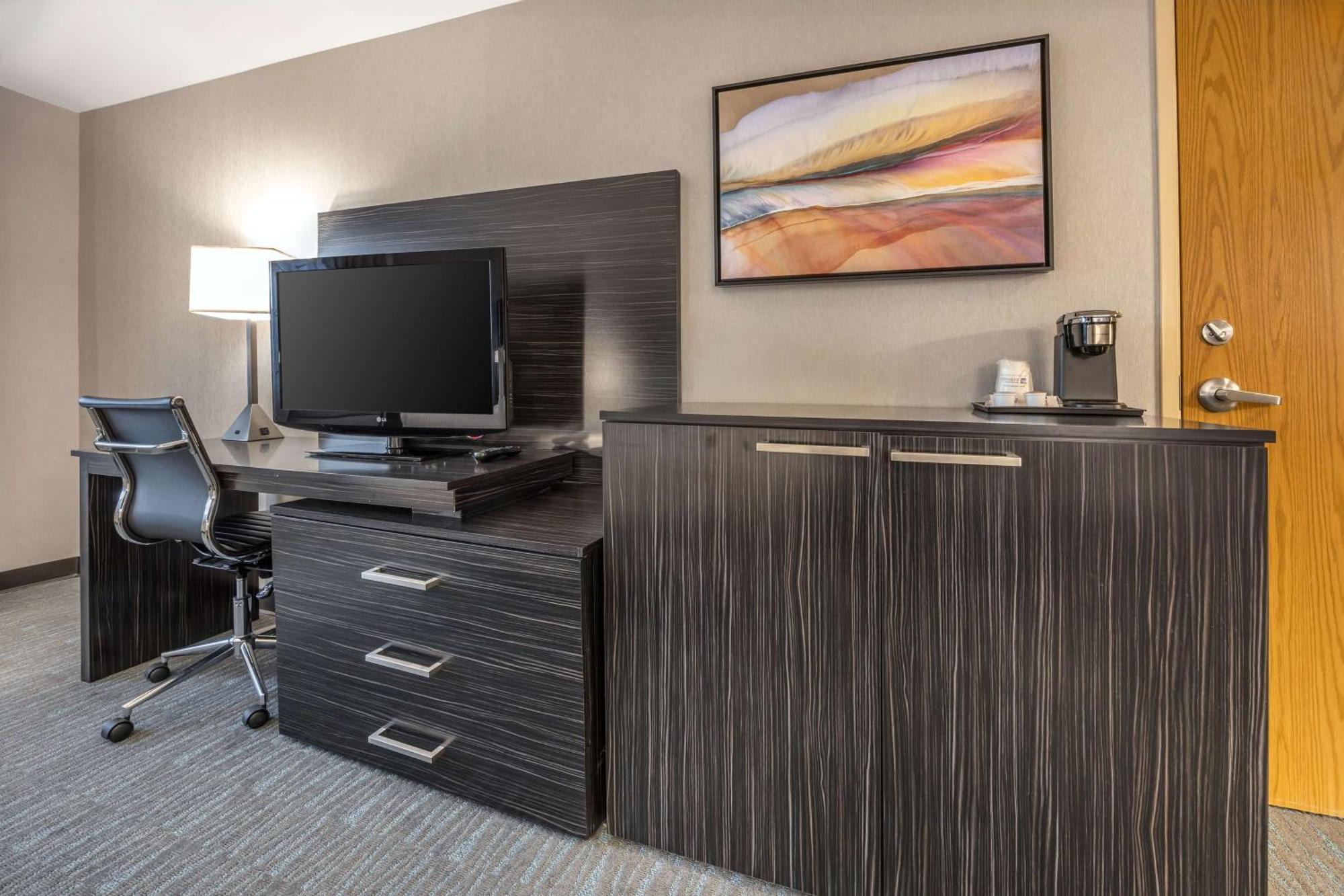 King Room with Bath Tub - Mobility Accessible/Non-Smoking