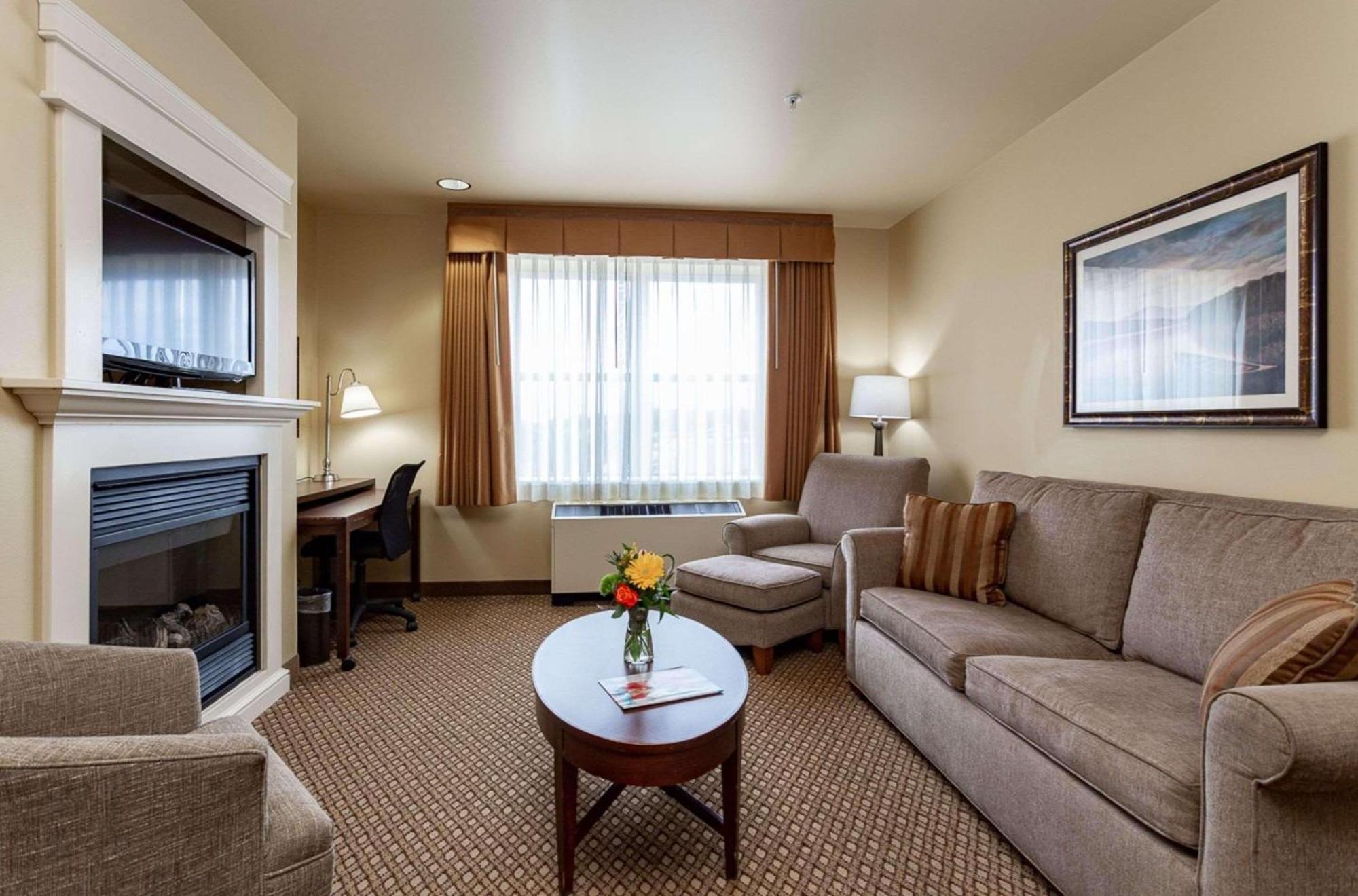 Premium King Suite with Whirlpool - Non-Smoking