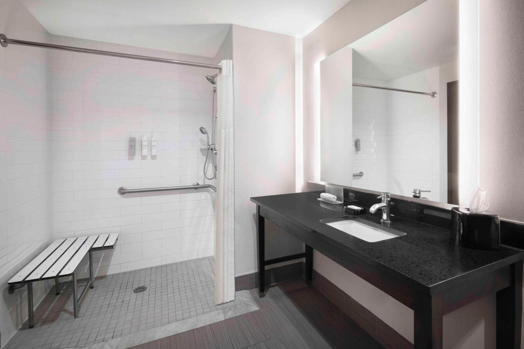 Queen Studio Roll Shower,1623668641:JPEG