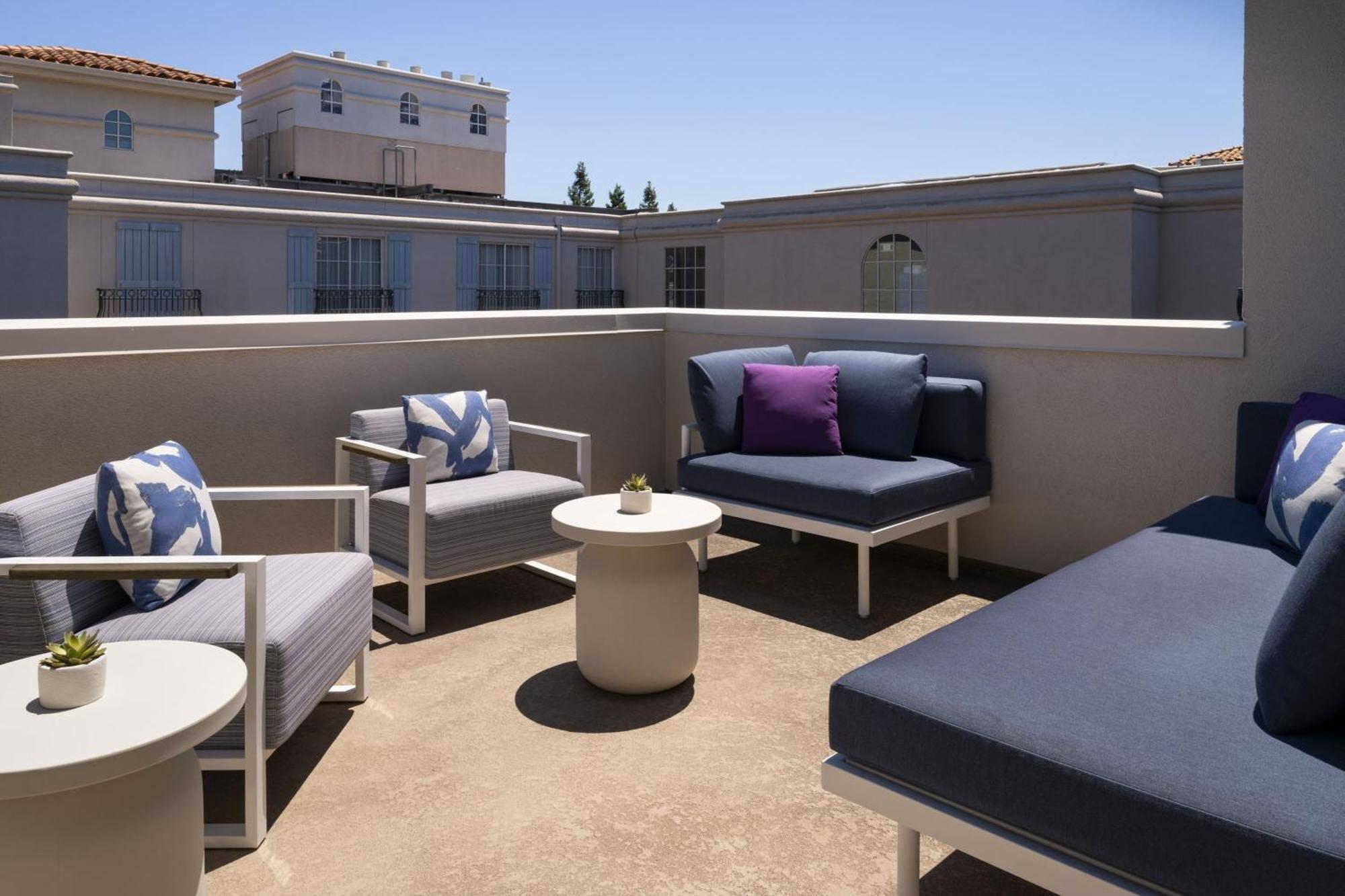 Suite 1 King Courtyard view Top floor Balcony Mobility Accessible w or Tub
