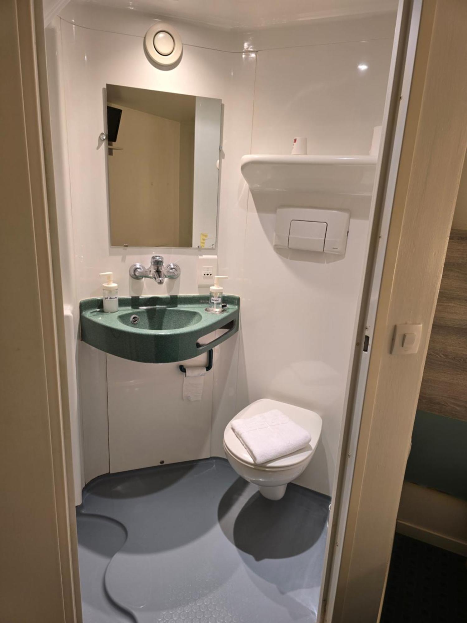 Chambre Quadruple avec 1 Lit Double et 2 Lits Simples
