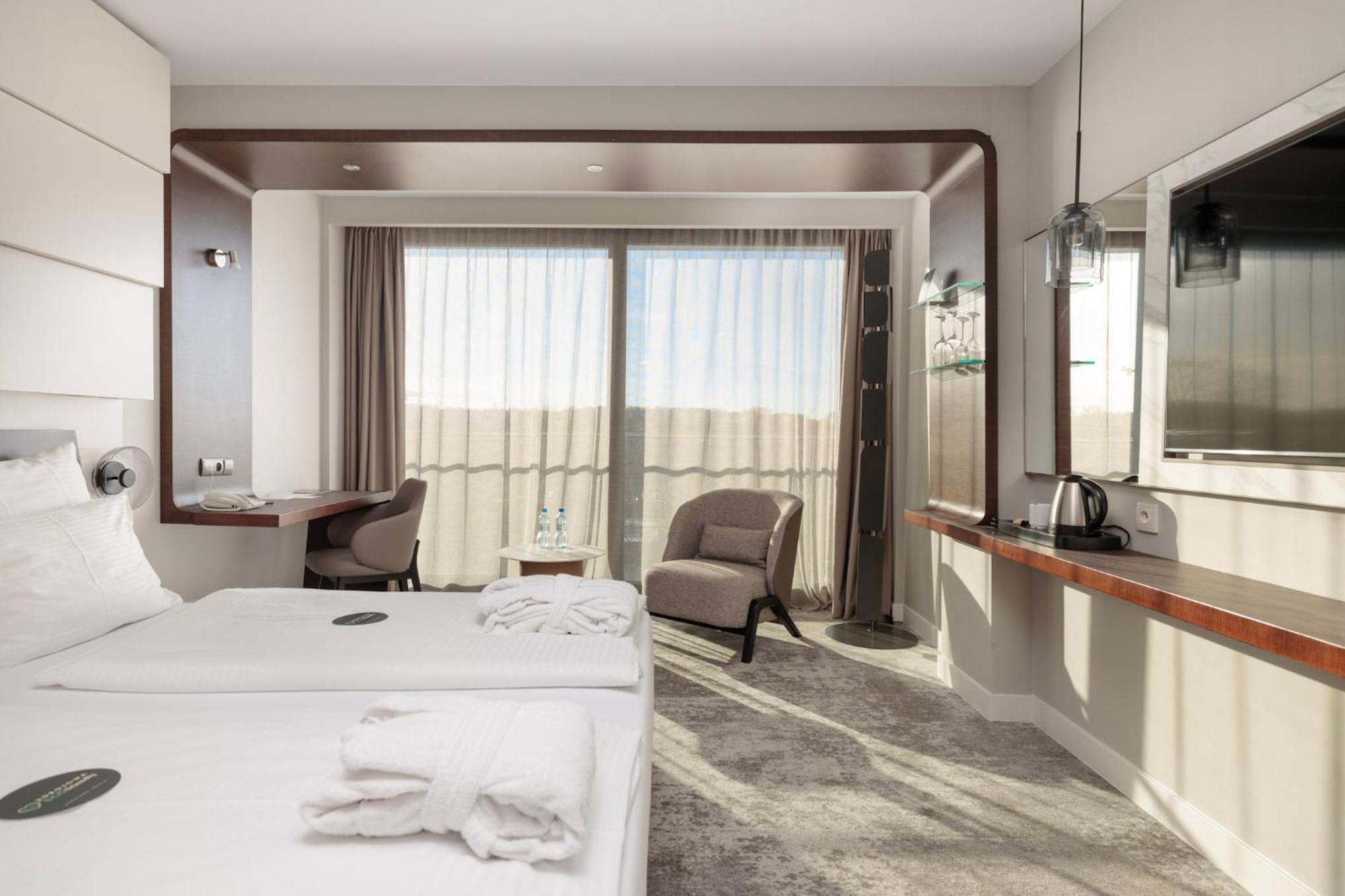 Standard Queen Room Side Sea View