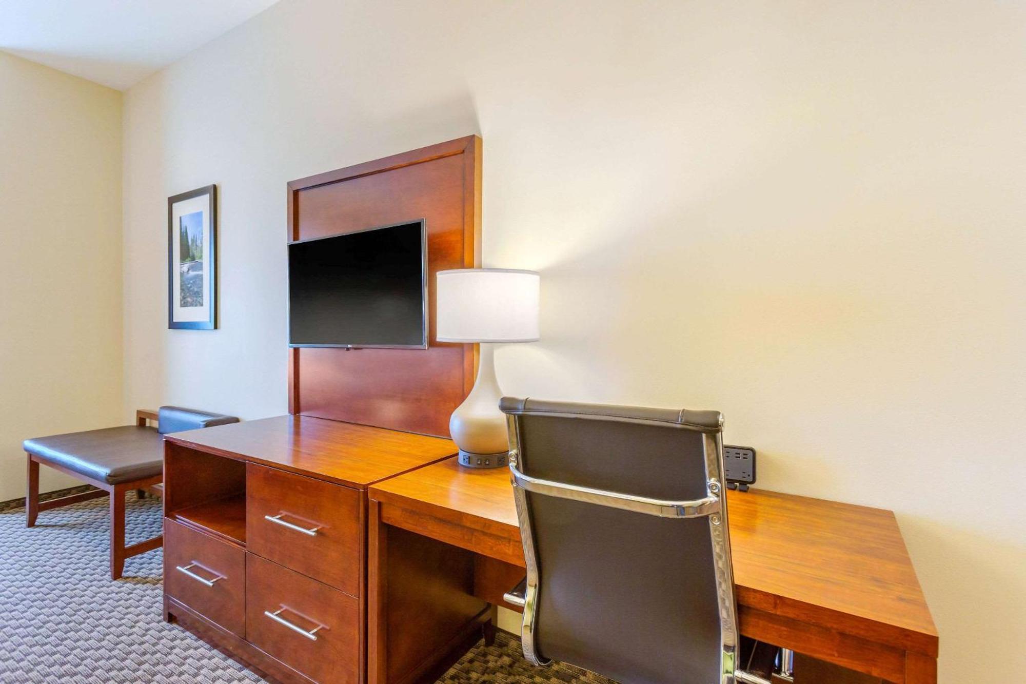 King Suite Accessible or Non-Smoking