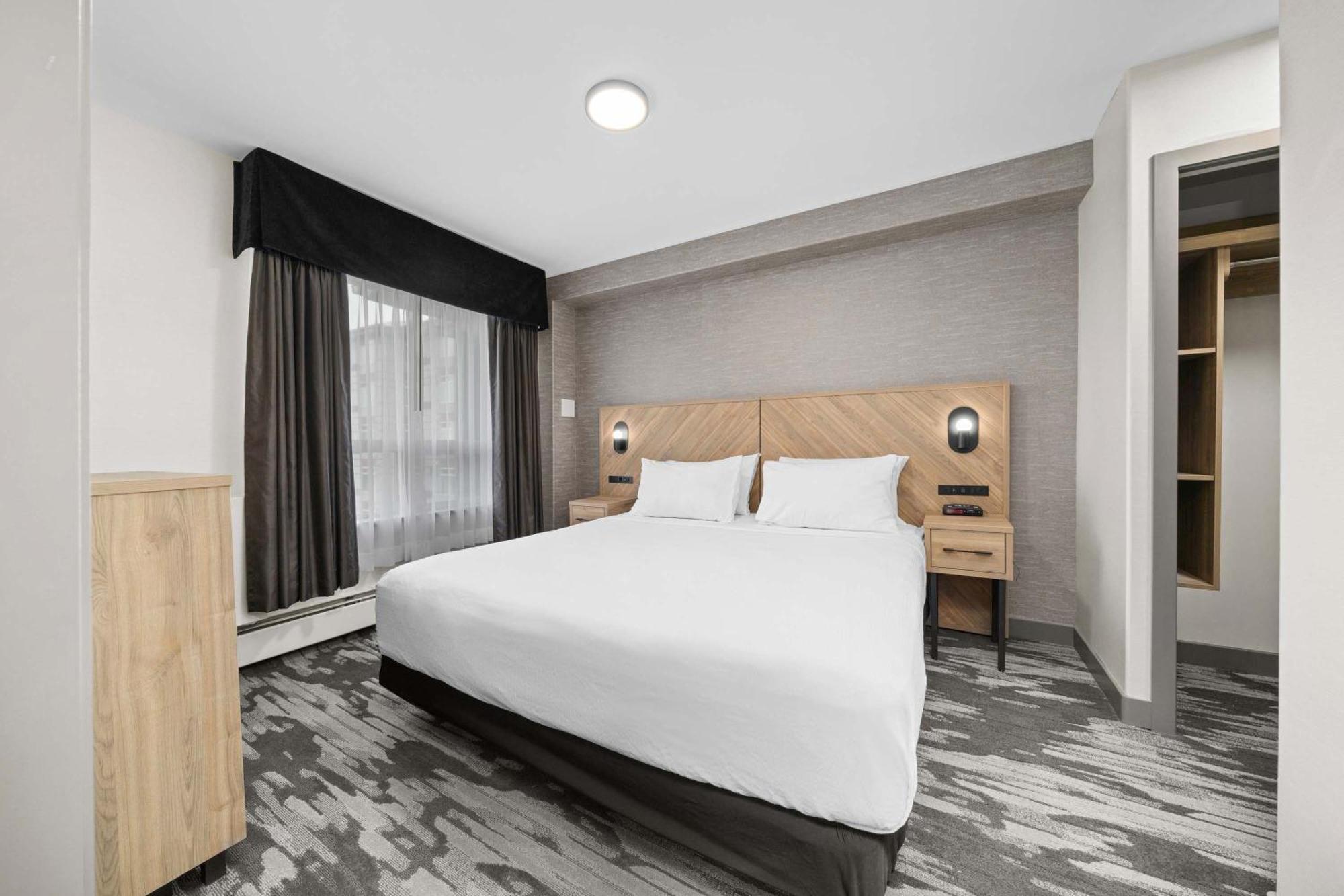 Grand Suite 1 King Bed Sofa Bed Kitchenette
