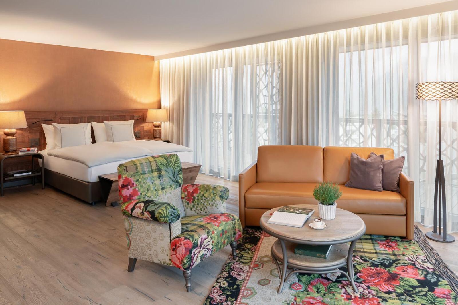 Corner Junior Suite with Balcony and Lake View