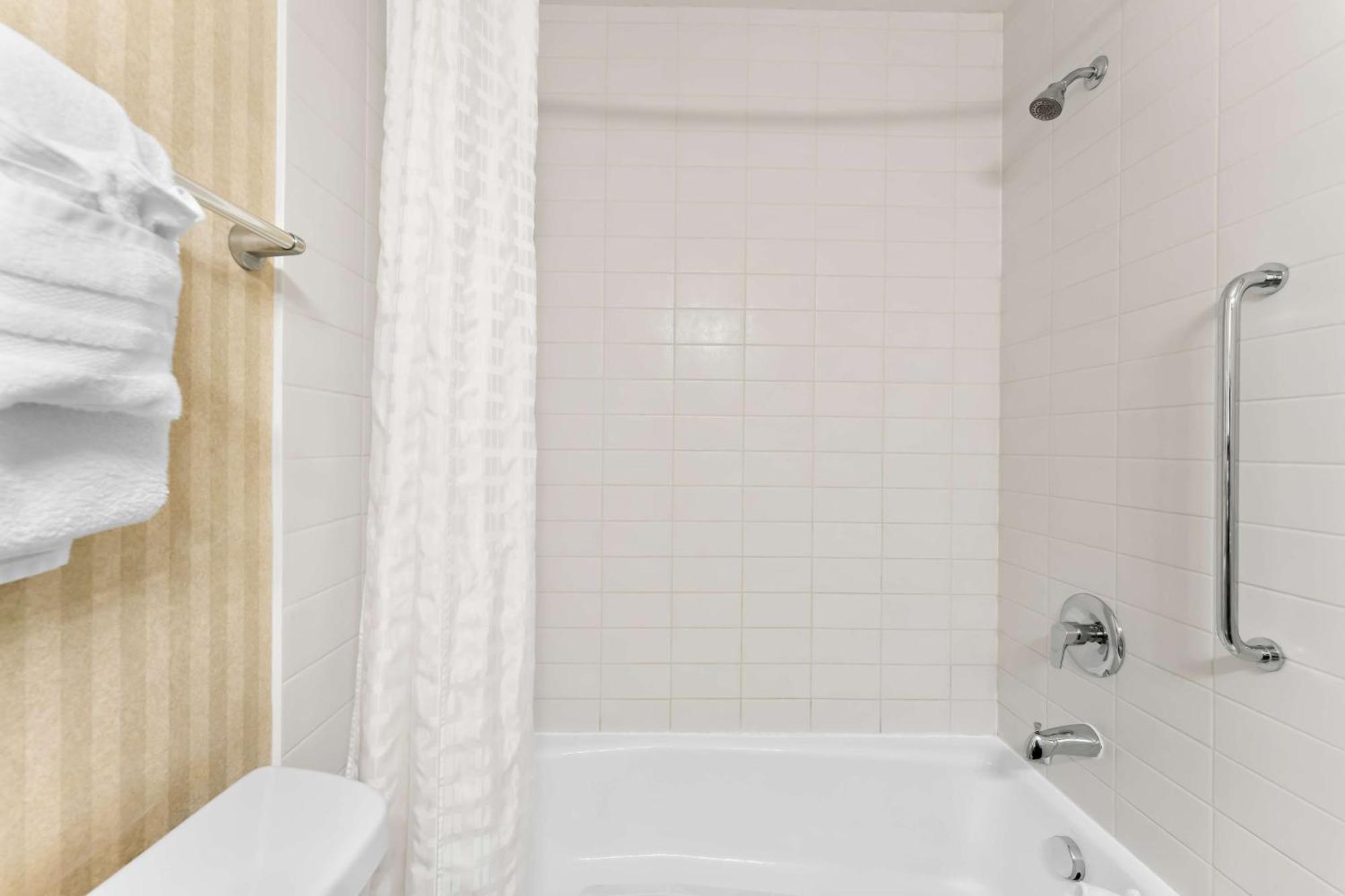 Deluxe Queen Room with Two Queen Beds - Non-Smoking