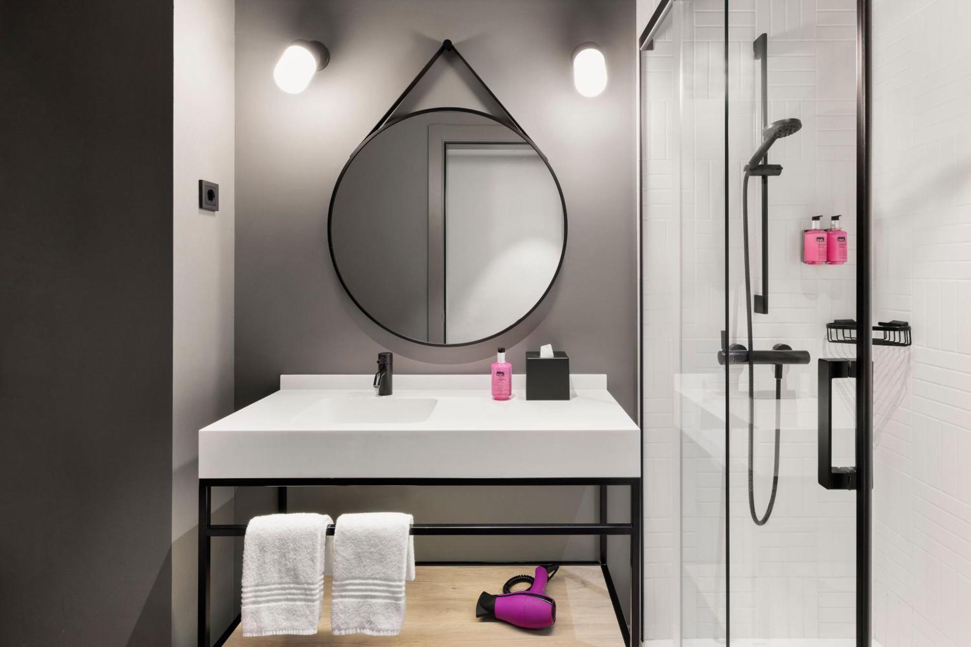 Moxy Zweibettzimmer mit Balkon und Stadtblick
