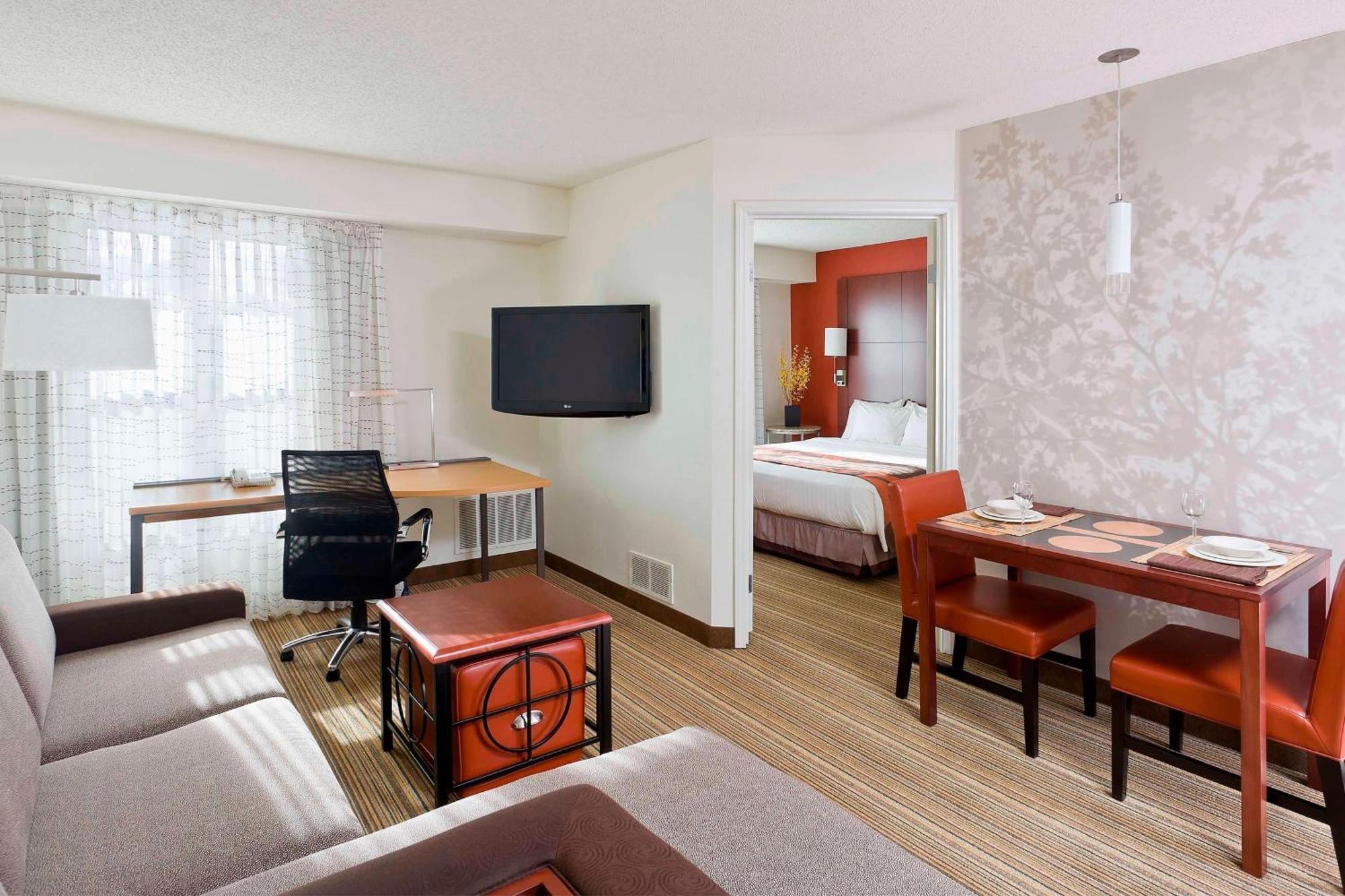 One-Bedroom King Apartment with Sofa Bed