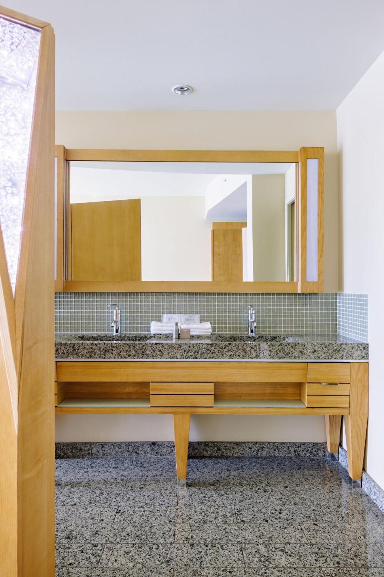 Deluxe King Room Mountain View