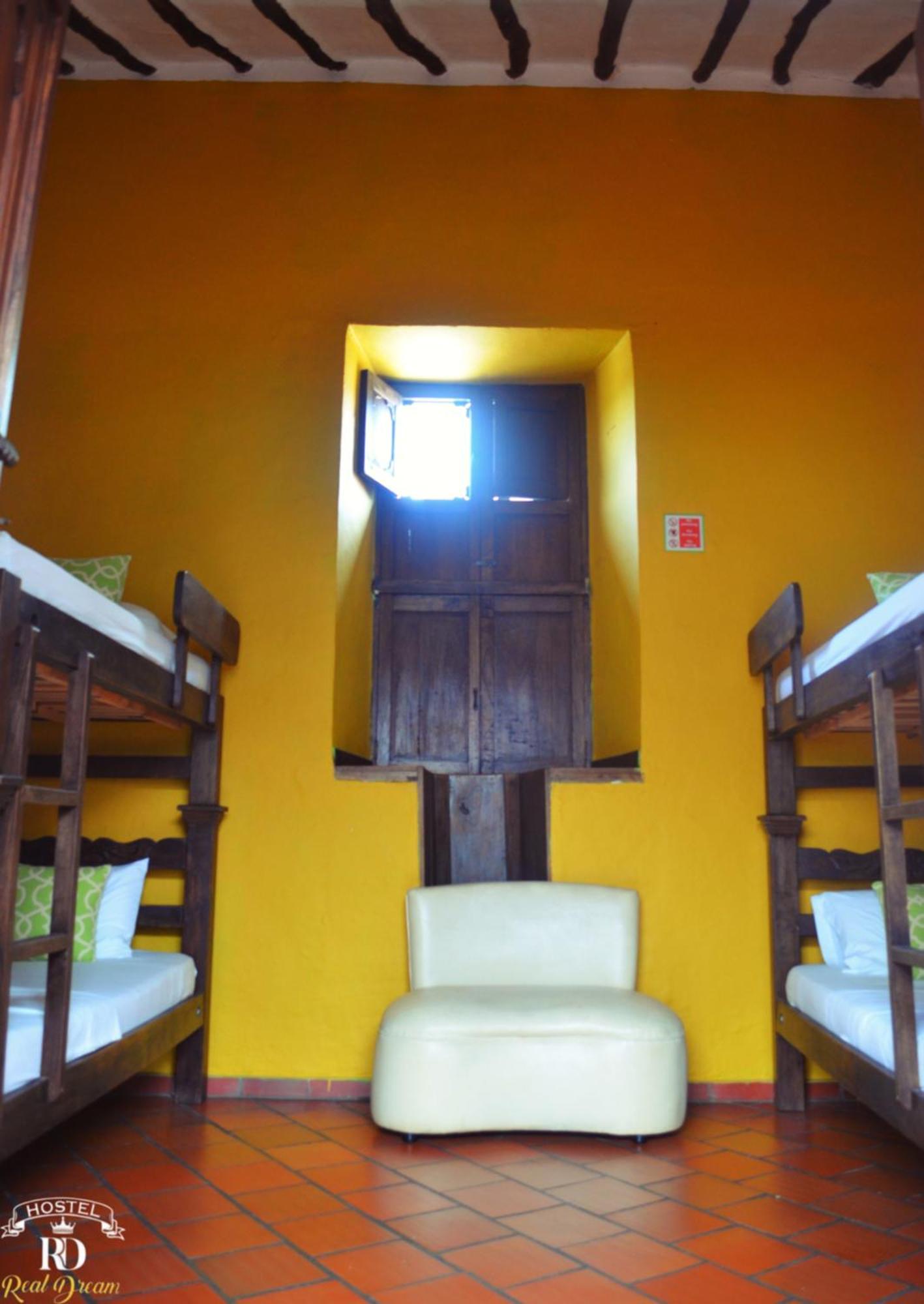 Cama en habitación compartida con 4 camas