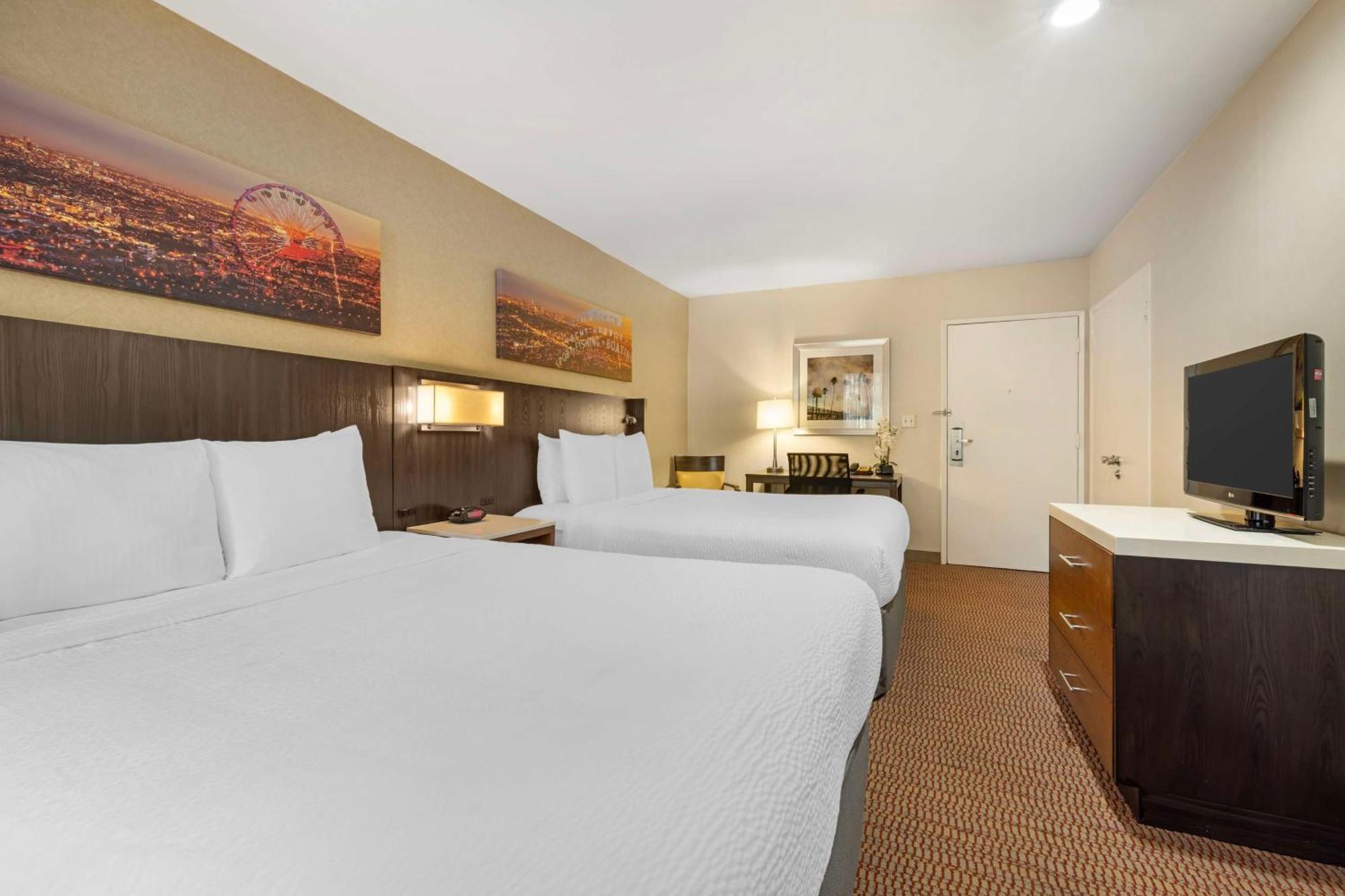 Queen Suite Two Queen Beds Sofa Bed Balcony or Non-Smoking