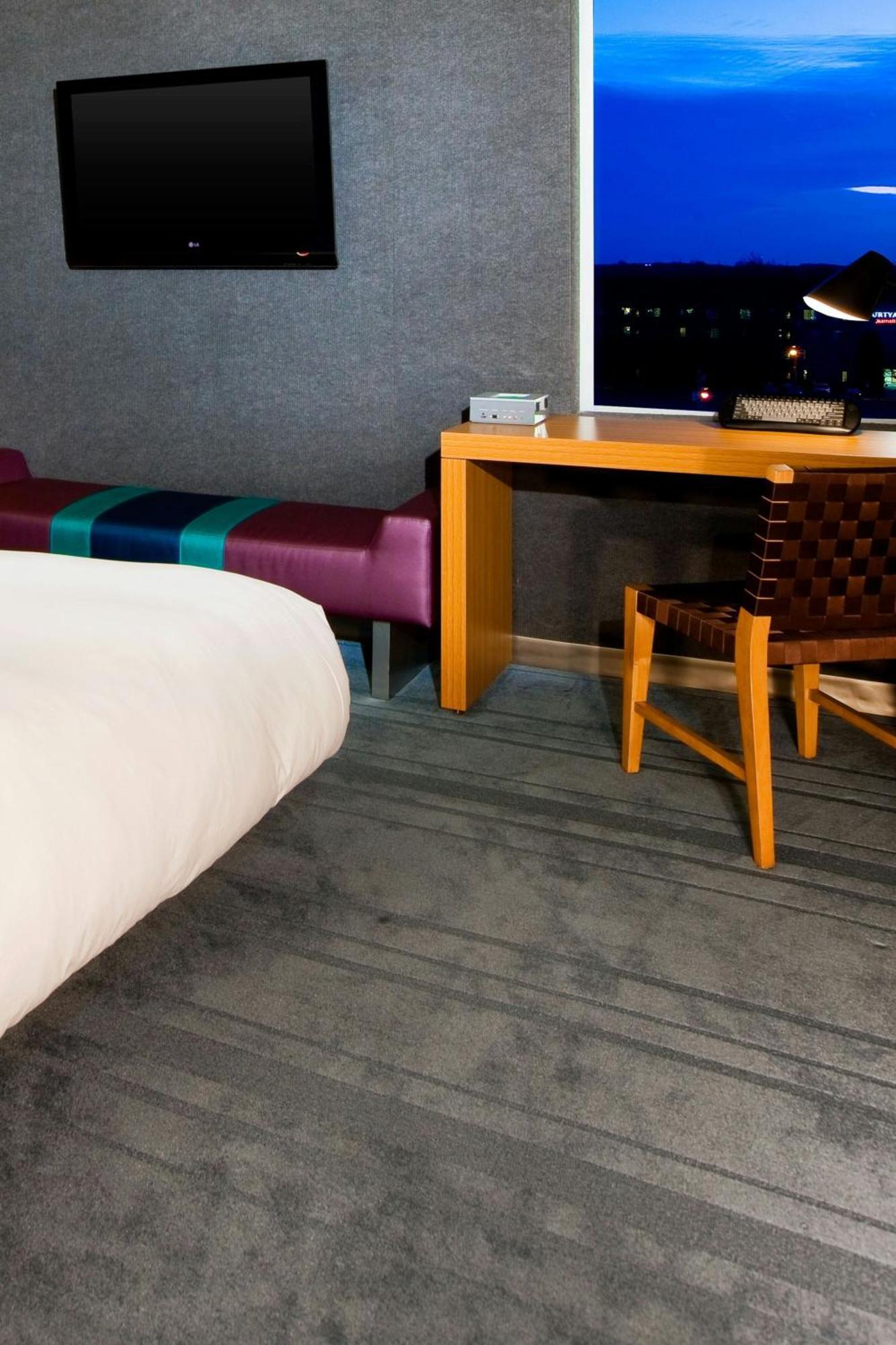 King Room with Roll-in Shower - Mobility Accessible
