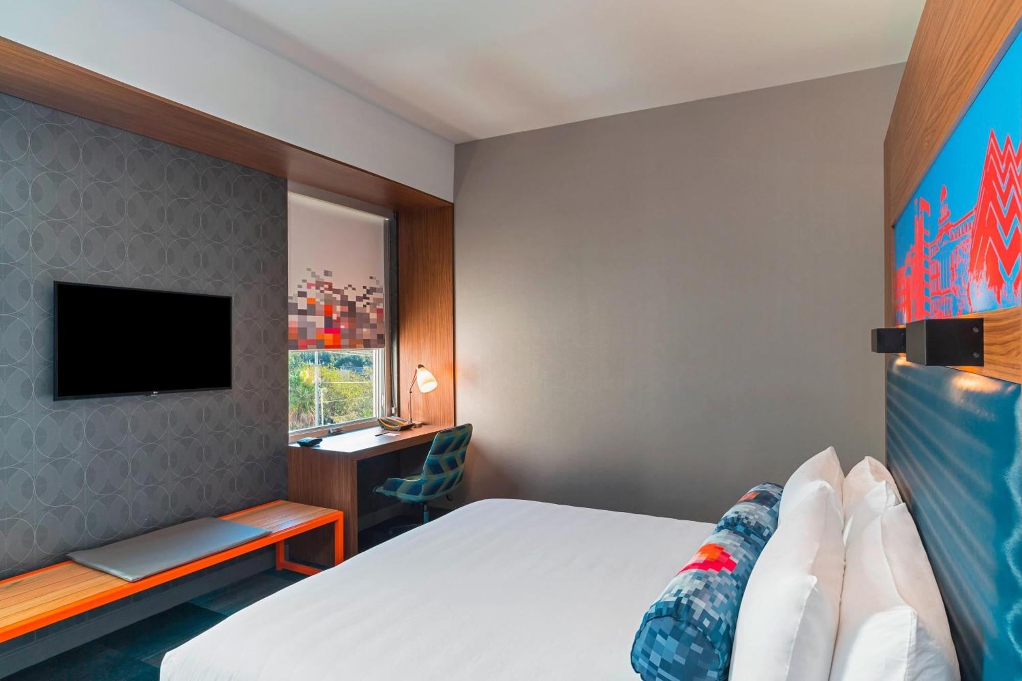 Aloft King Guest room 1 King