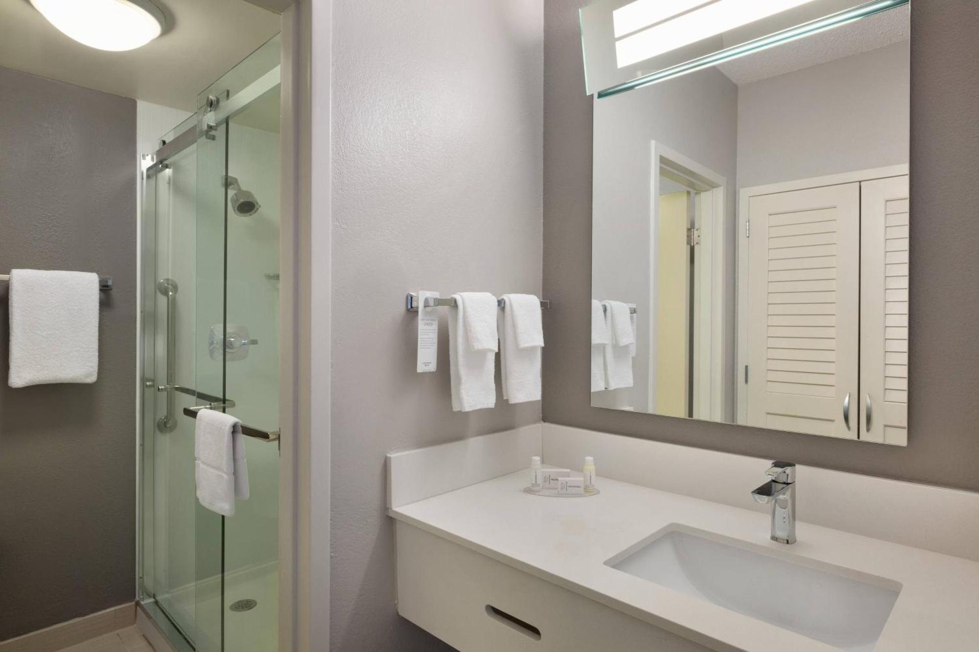 Queen Room Two Queen Beds Bathtub Mobility Access or Hearing Accessible,1632225185:JPEG