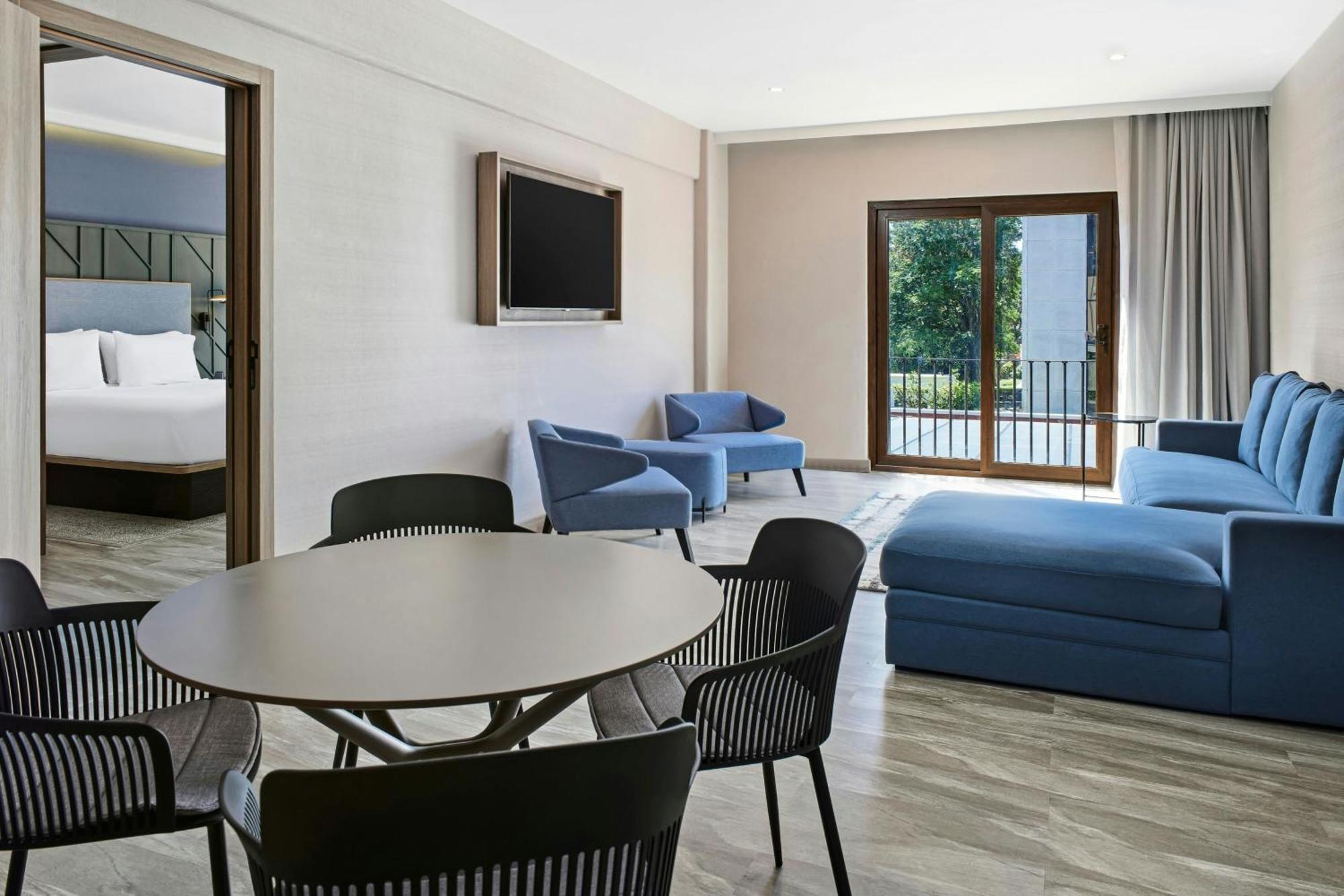 One-Bedroom Suite Sofa Bed Whirlpool