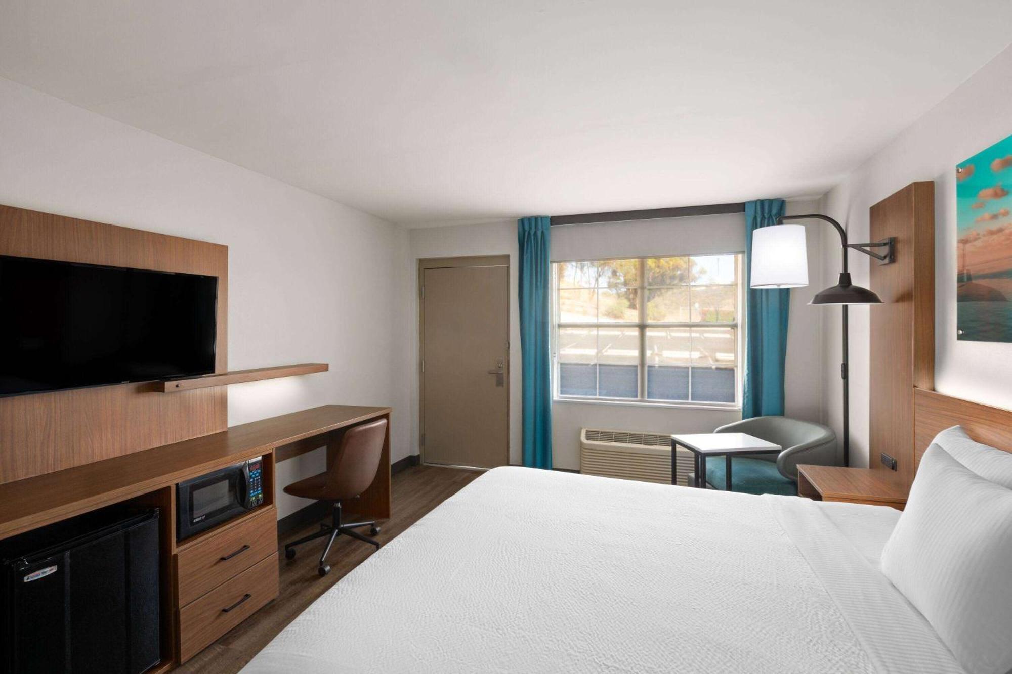King Room Bath Tub Mobility Accessible or Non-Smoking