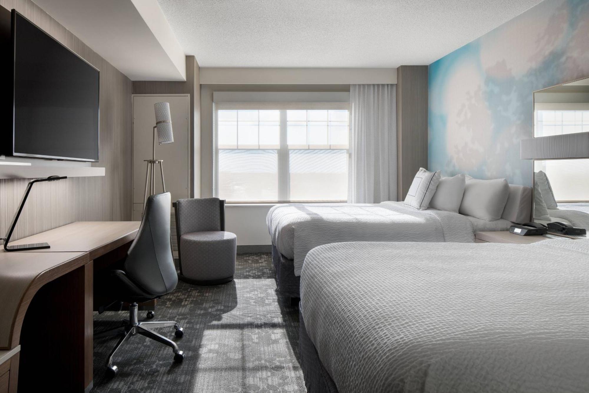 One-Bedroom Queen Suite Two Queen Beds Sofa Bed