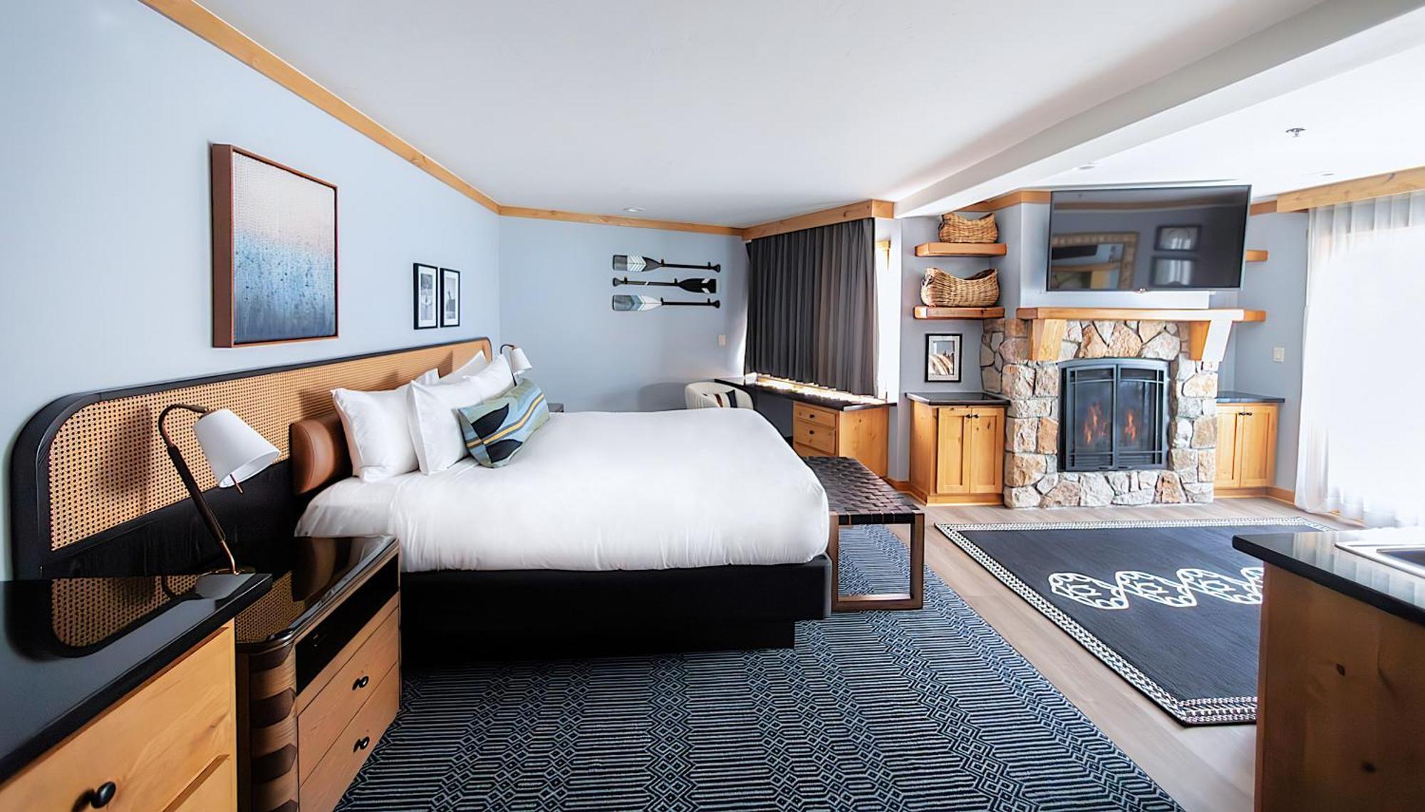 Premier King Suite Lake View