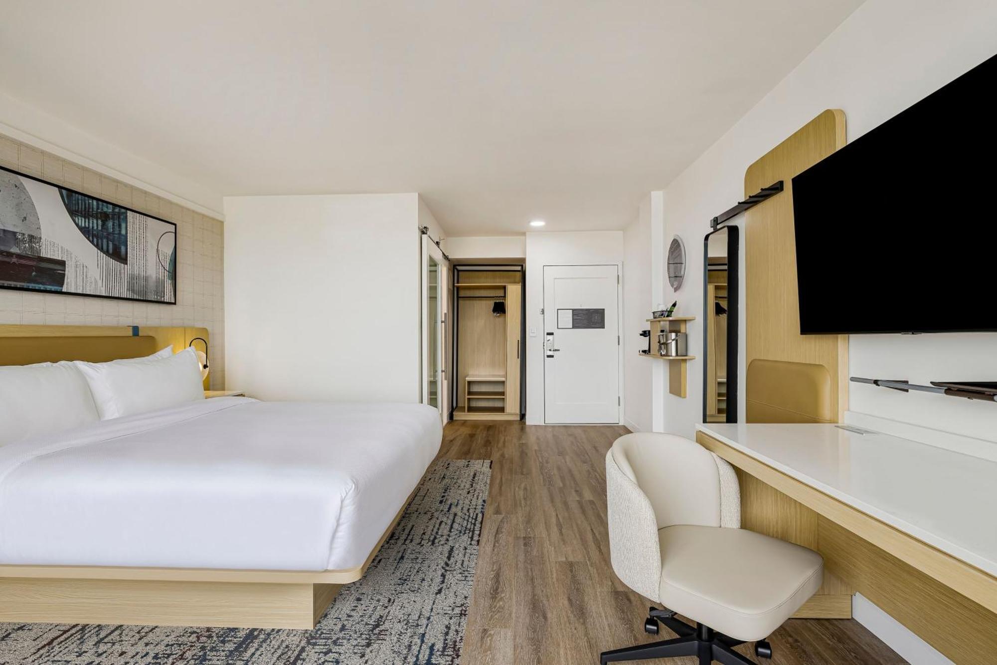 Premium Corner King Room Skyline View