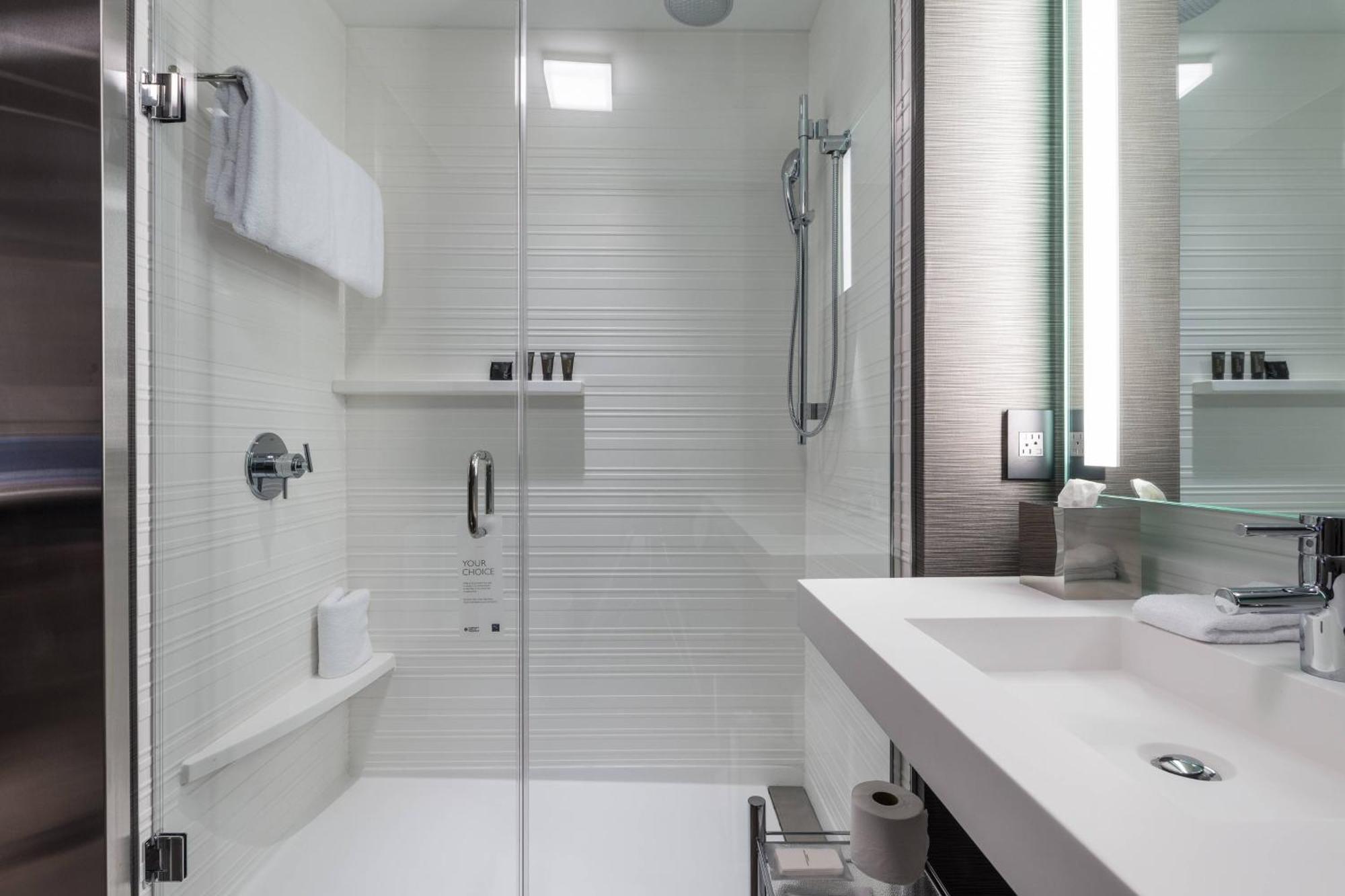 King Room Bathtub Mobility Access or Hearing Accessible