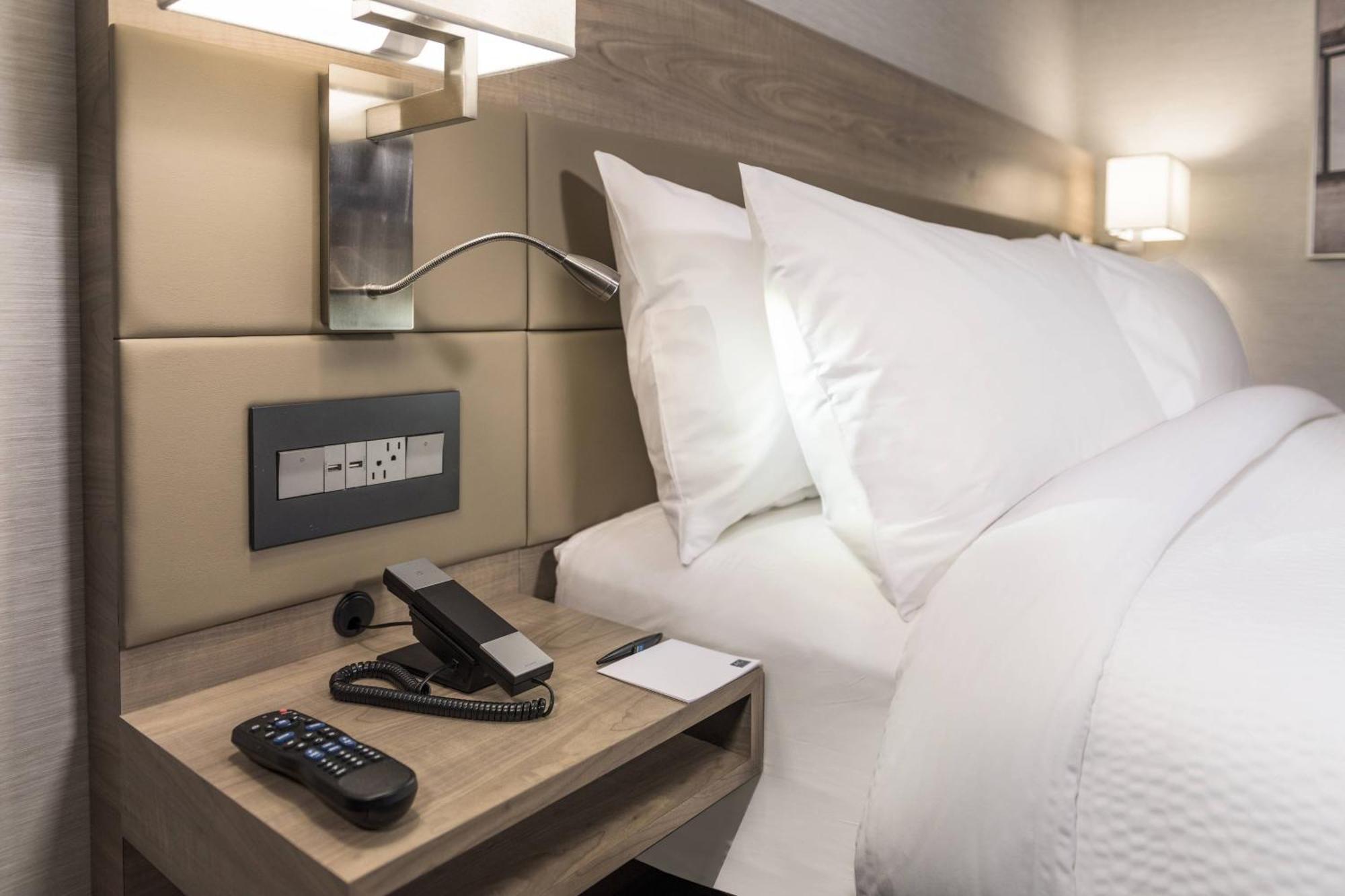 King Room Bathtub Mobility Access or Hearing Accessible