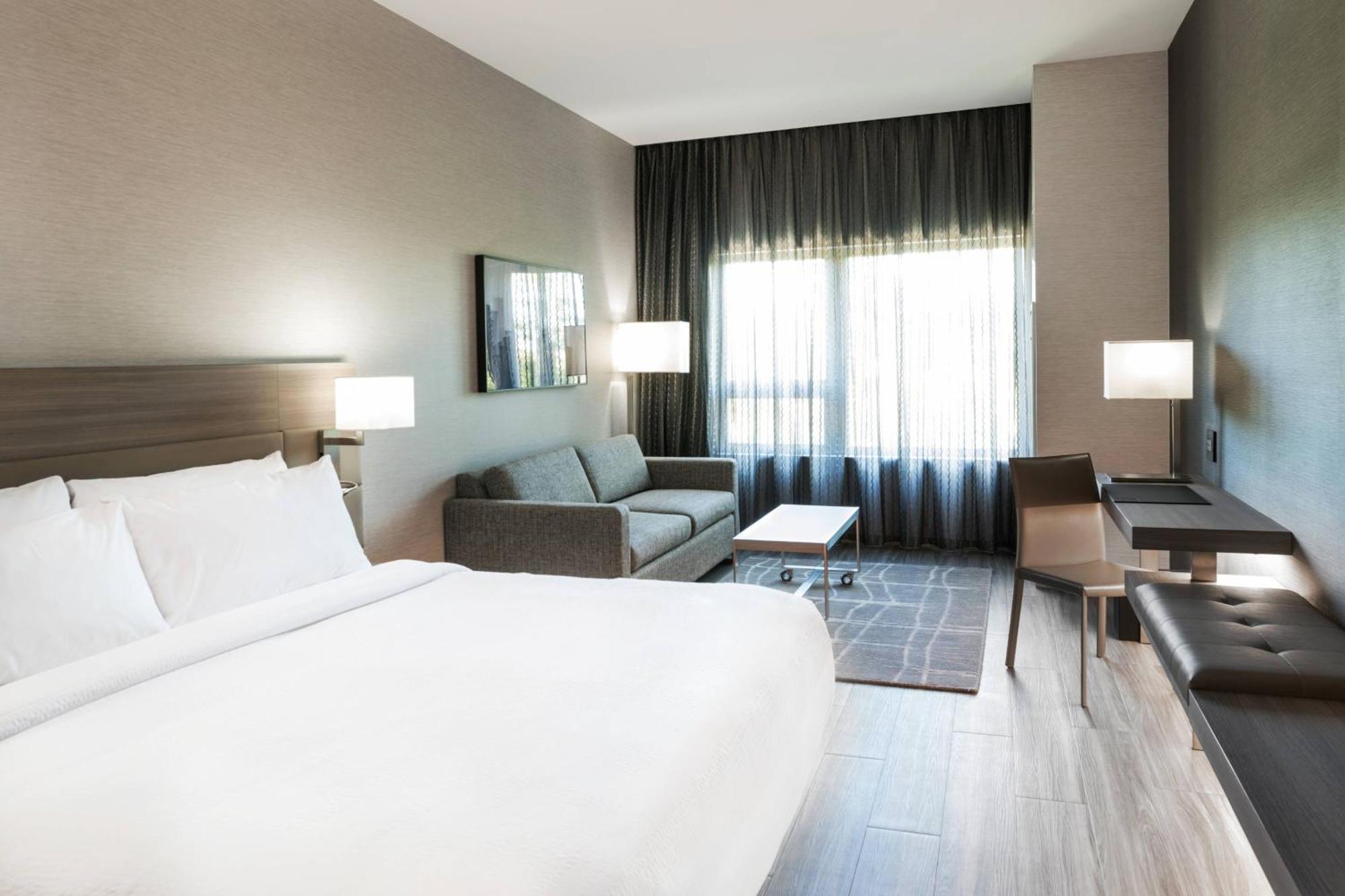 King Room Bathtub Mobility Access or Hearing Accessible