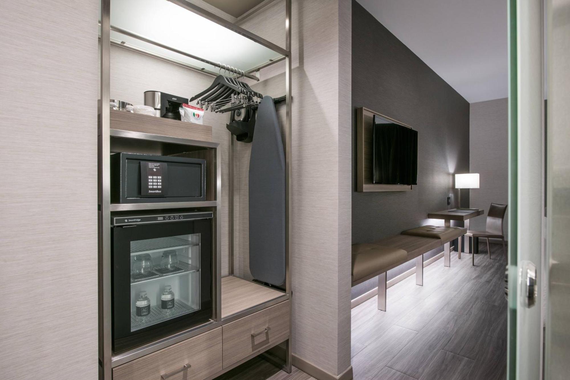 King Room Bathtub Mobility Access or Hearing Accessible
