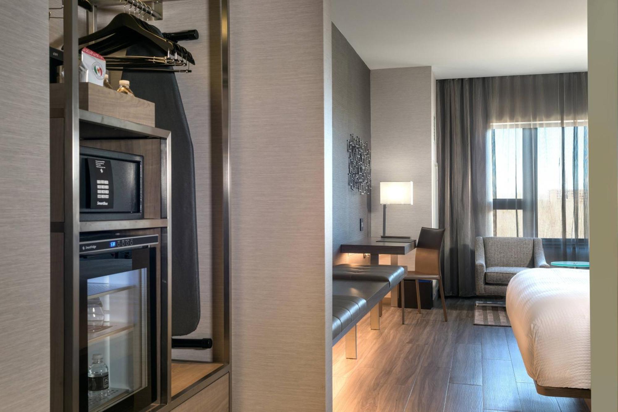 King Room Bathtub Mobility Access or Hearing Accessible