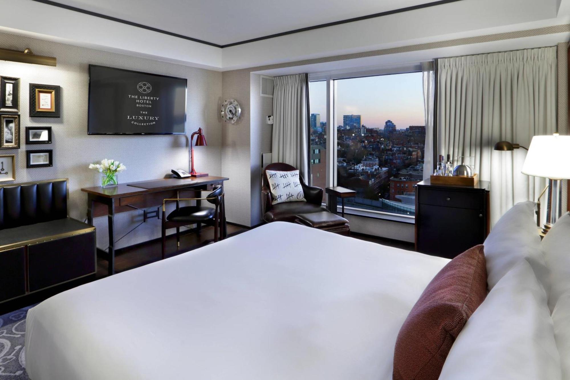 Grand Deluxe Guest room 1 King Beacon Hill view