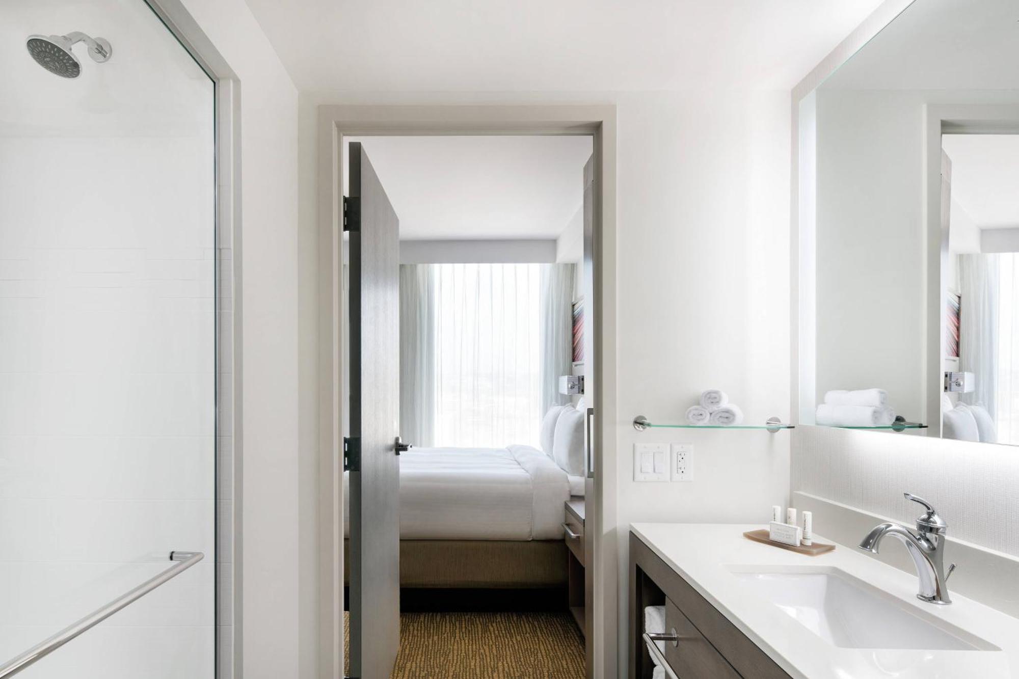 Suite de 1 dormitorio con vistas parciales a la bahía
