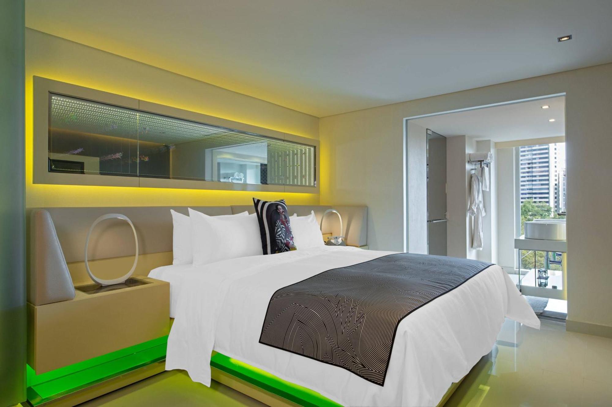 Deluxe King Room Partial City View,1665400216:JPEG