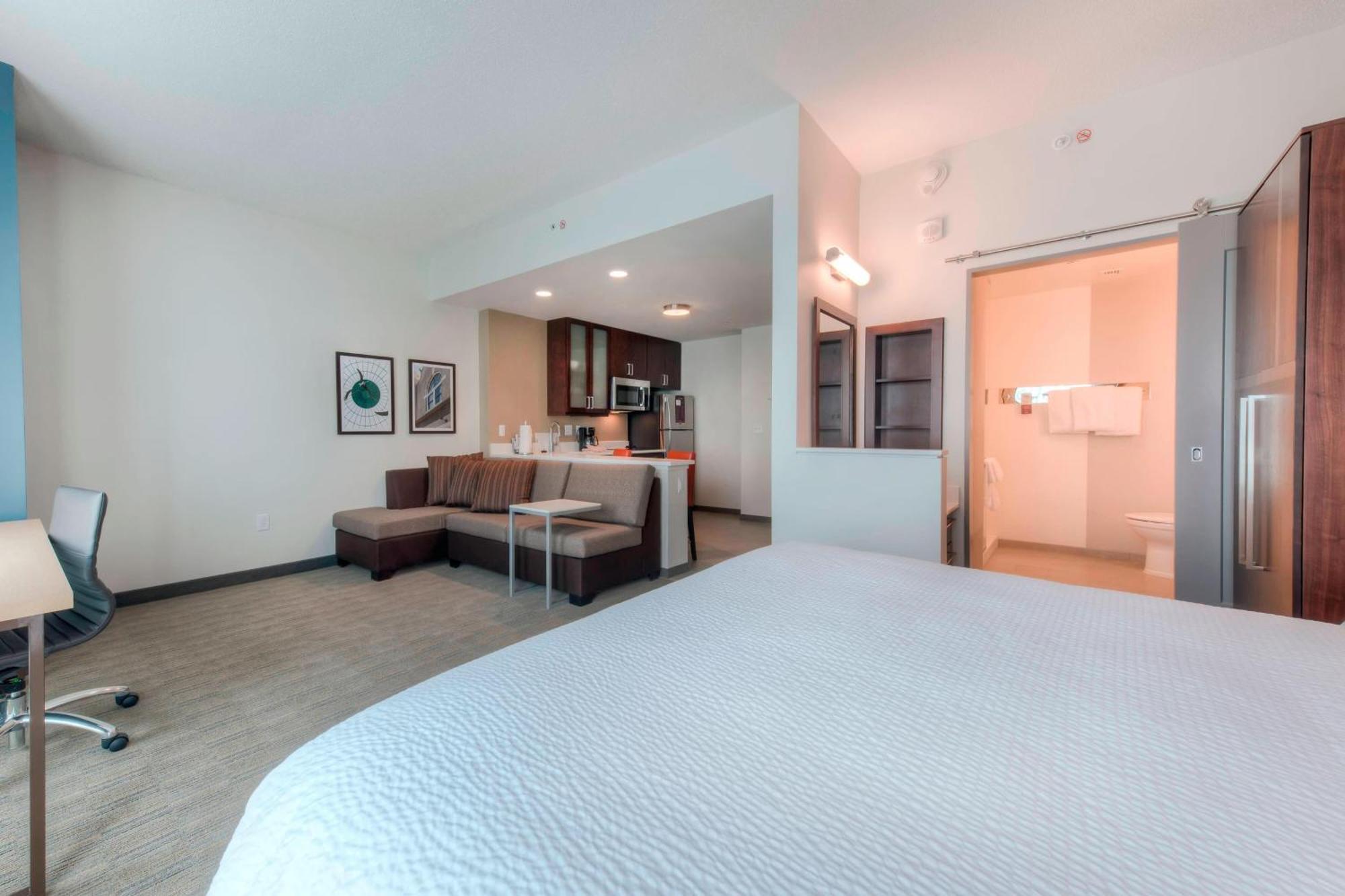 Studio King with Sofa Bed & Kitchen