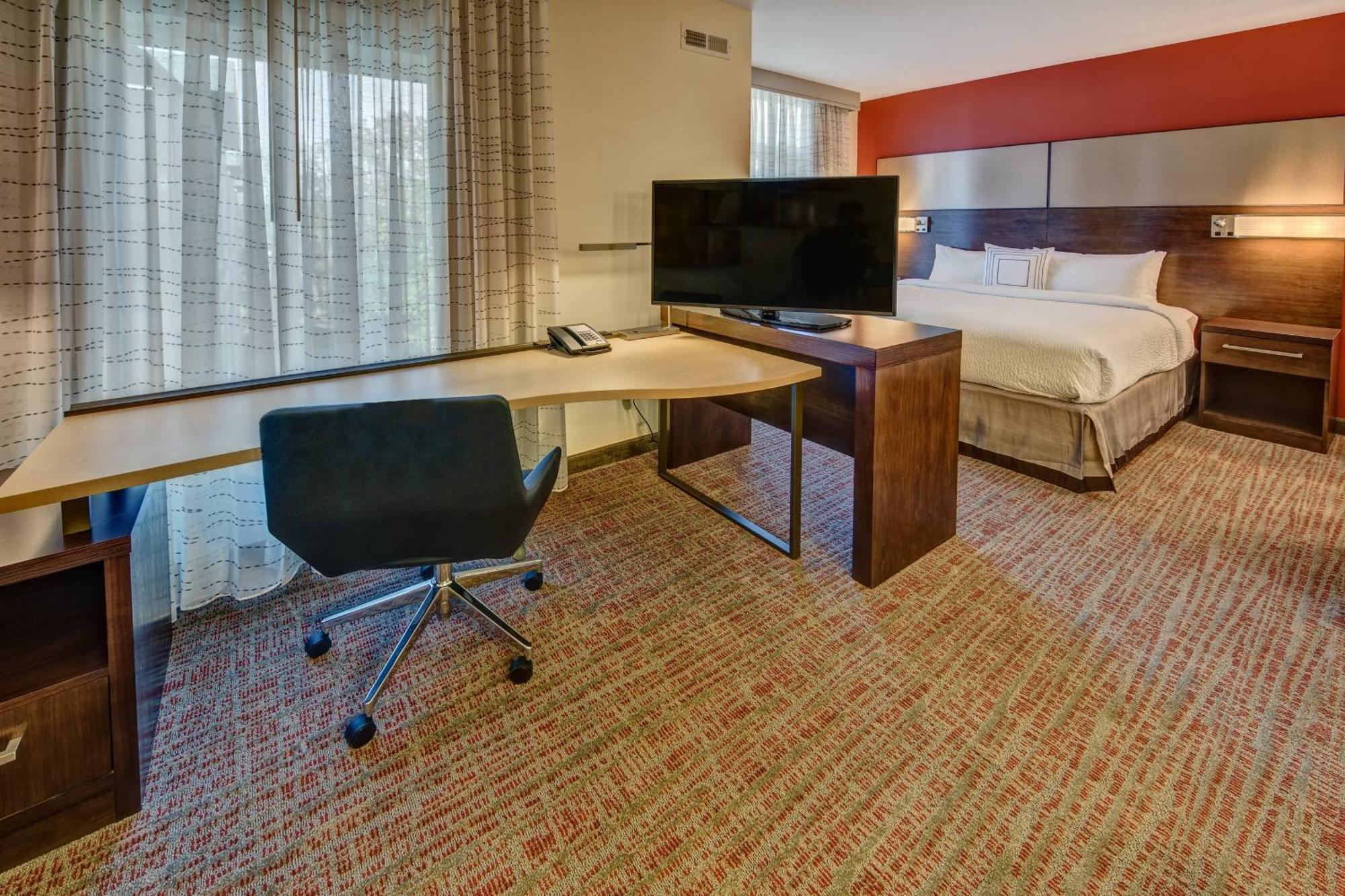 King Studio with Sofa Bed and Adapted Tub - Mobility Accessible