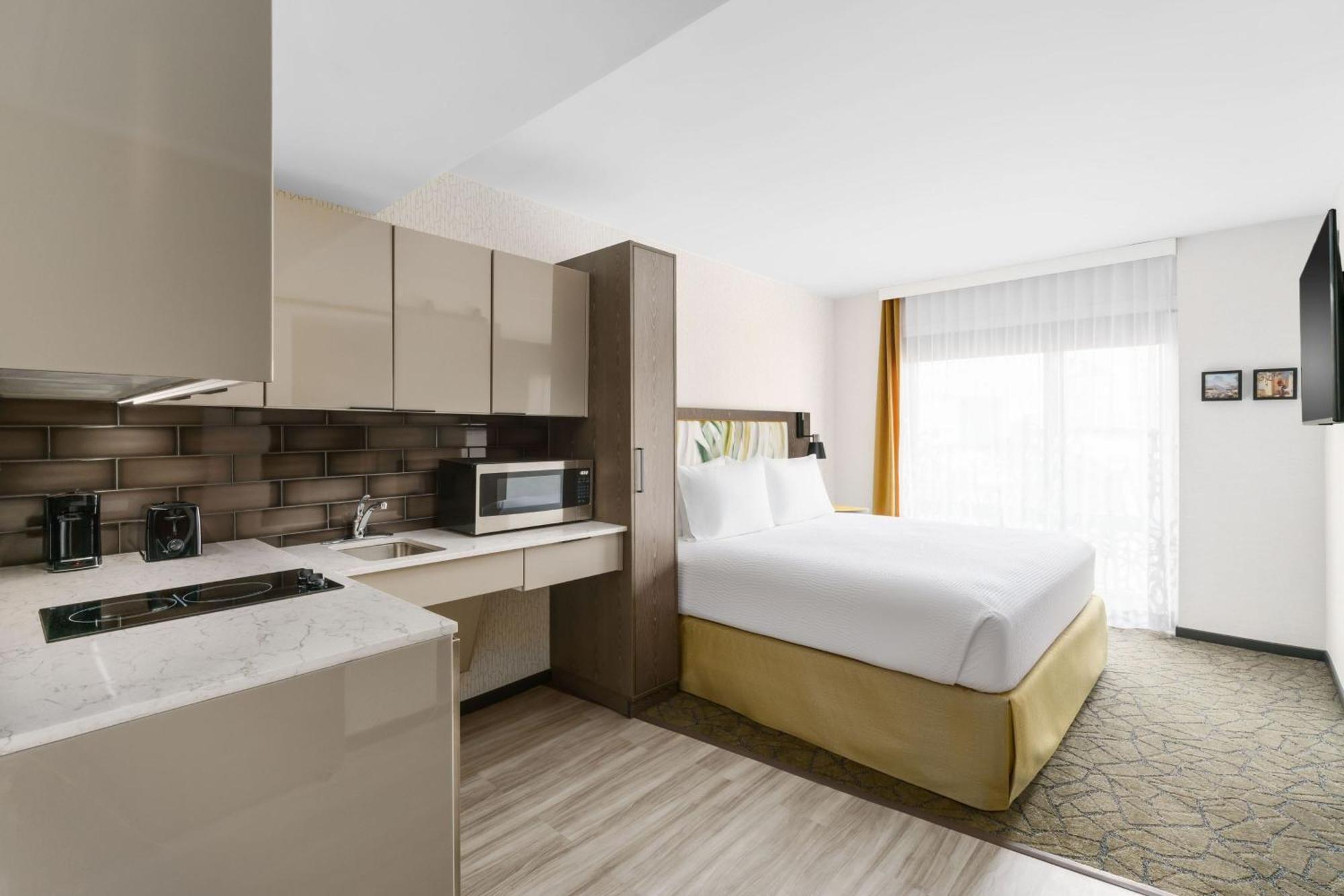 Studio Full Kitchenette 1 King