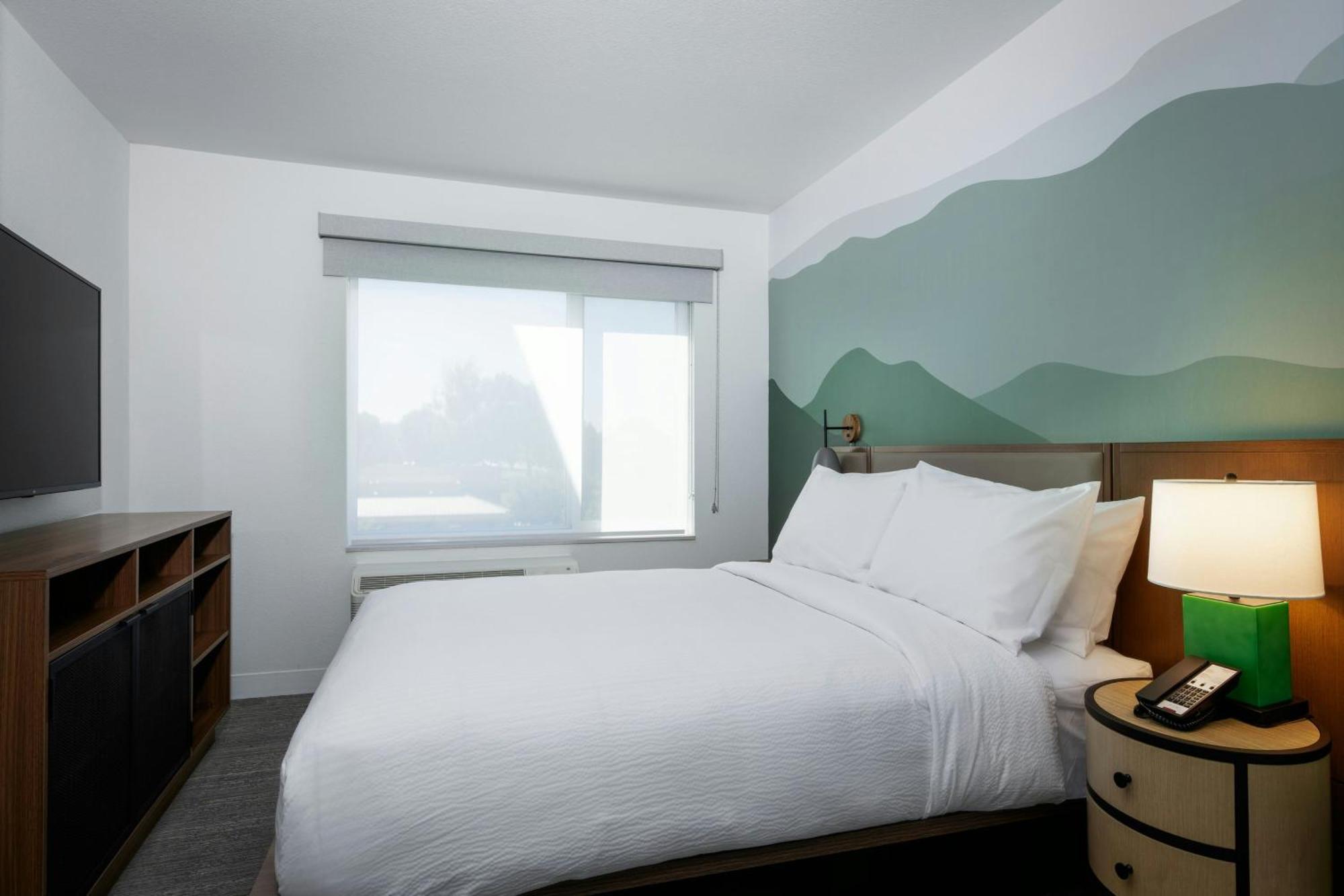 One-Bedroom Queen Suite