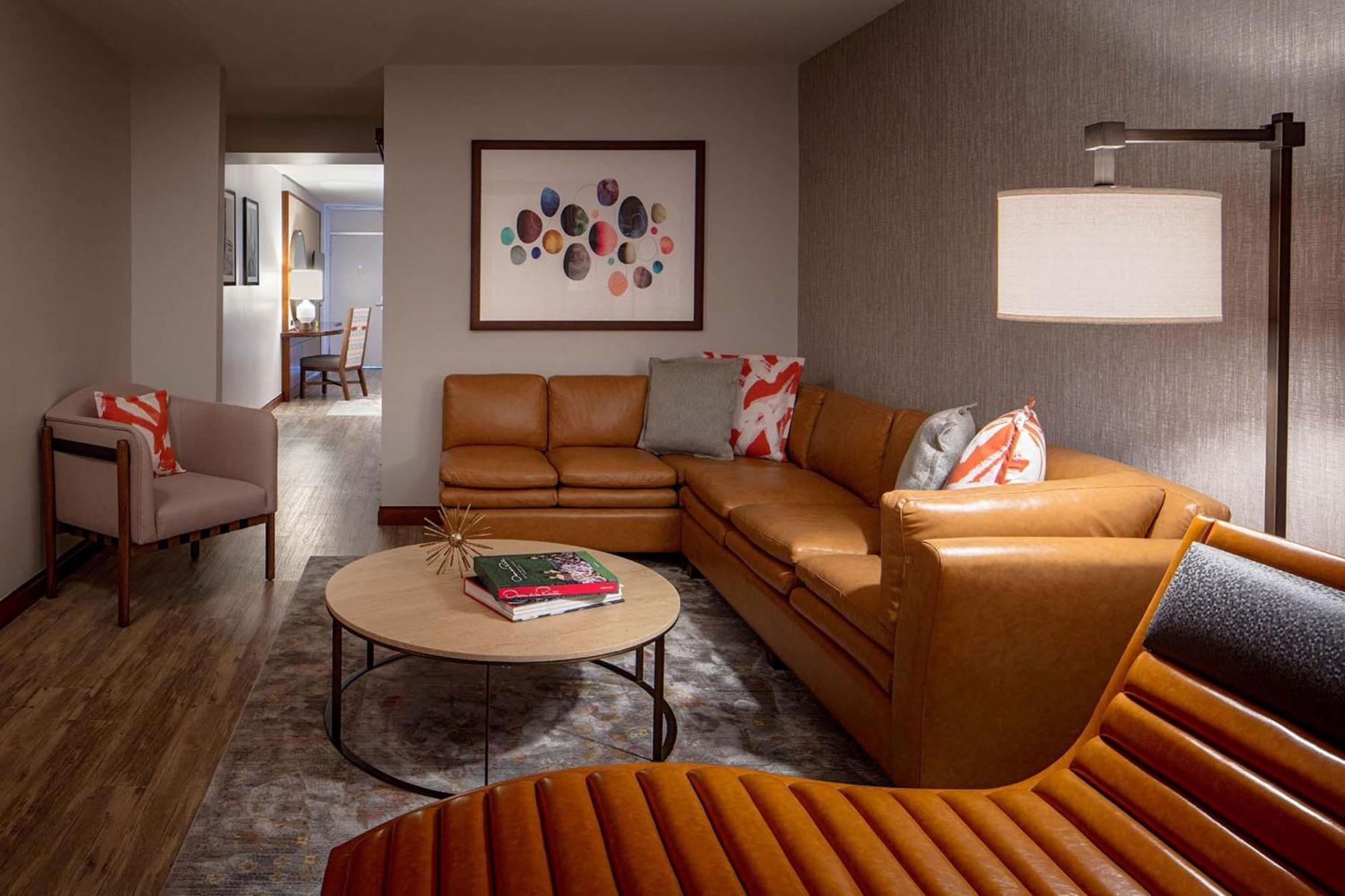 Suite de 1 dormitorio con 1 cama extragrande, junto a la piscina