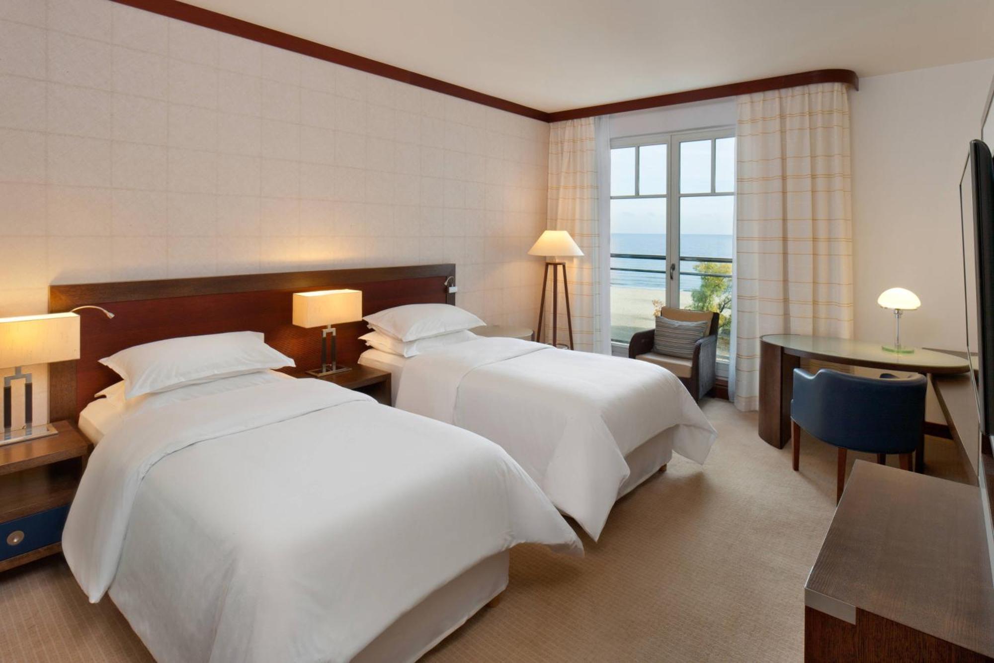 Deluxe Guest room 2 Twin or Single Beds Partial sea view