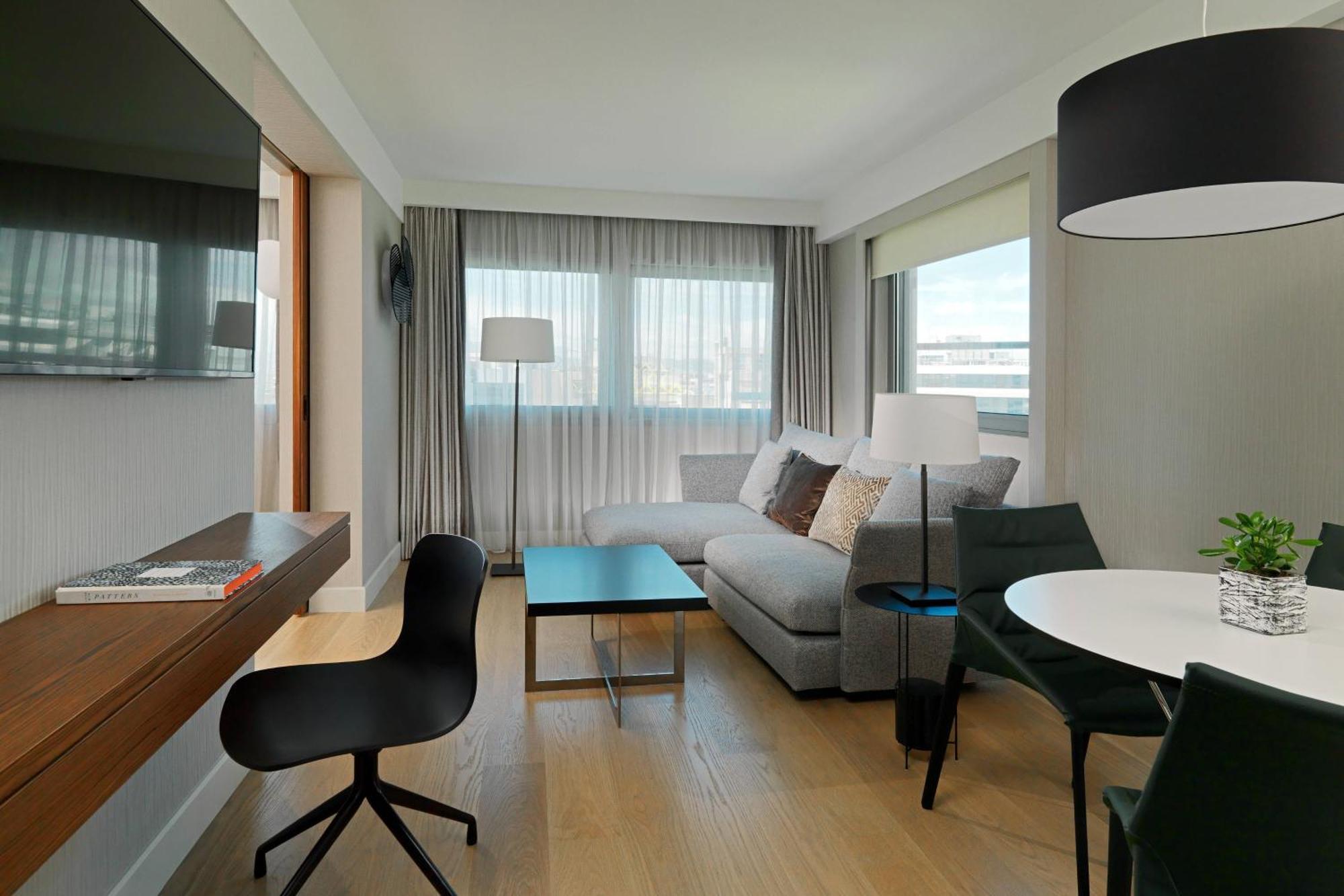 Corner Suite Twin Beds City or Park View