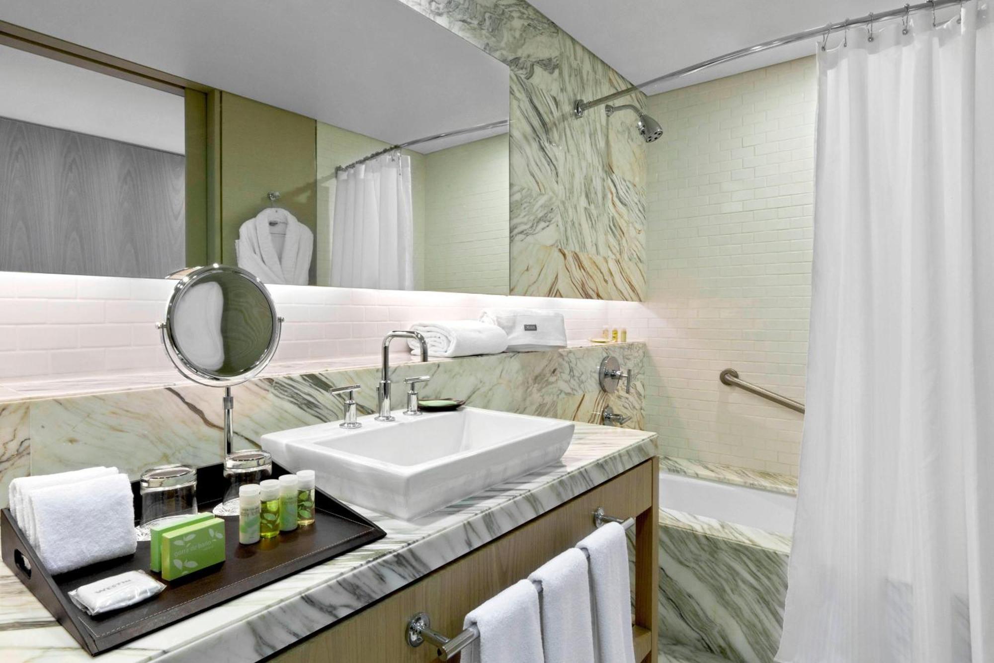Deluxe 2 Queen Beds, Guest room, 2 Double, City view