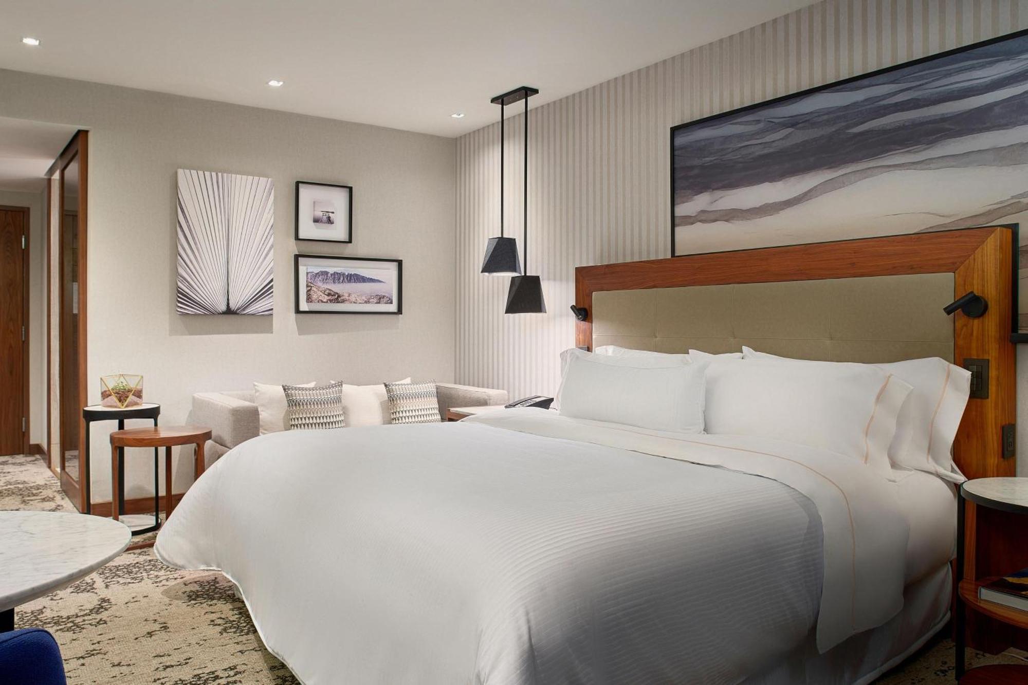 Deluxe Room 1 King