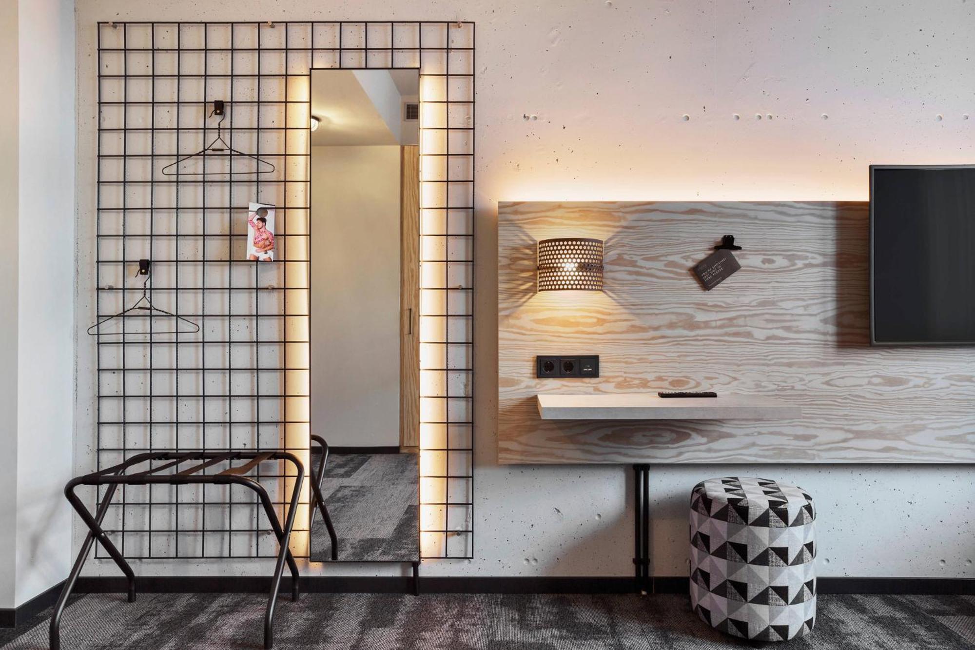 Größeres Zimmer Moxy Fabulous Sleeper mit 1 Queensize-Bett und Schlafsofa
