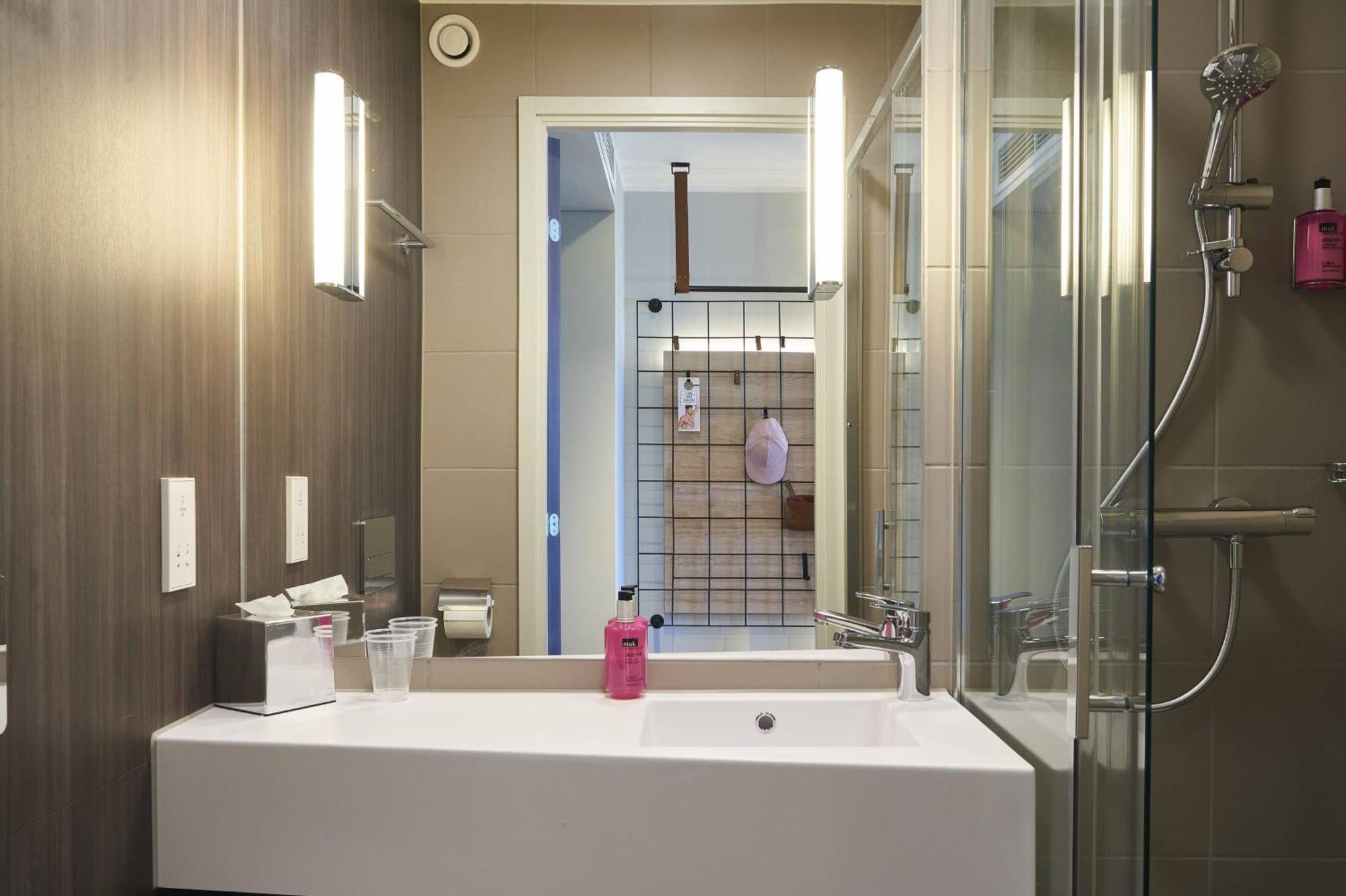 Moxy Headliner Queen Room with Lake View