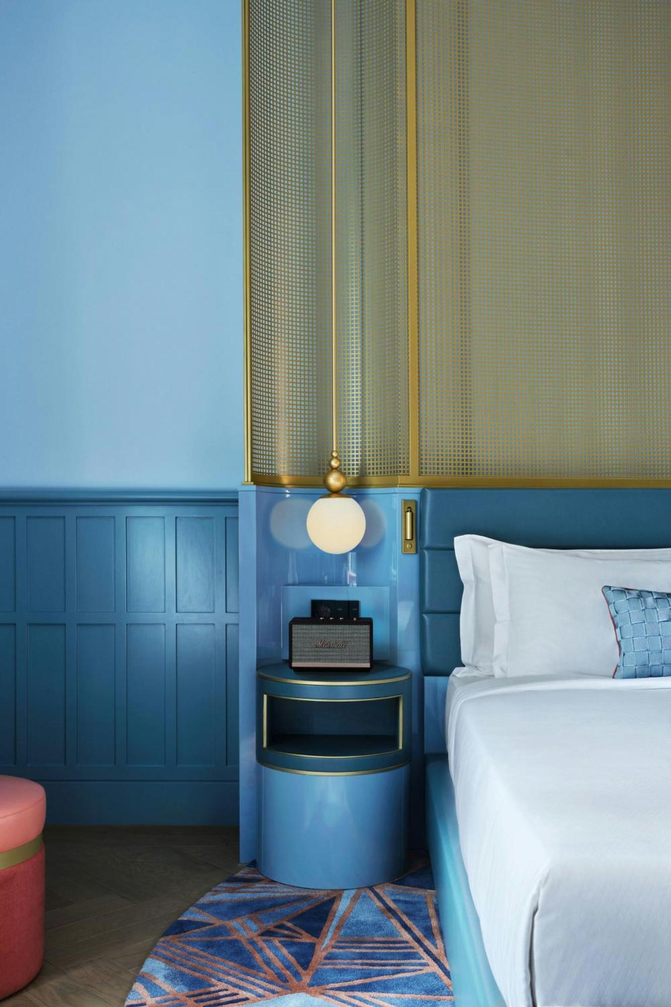 Deluxe King Room Street View