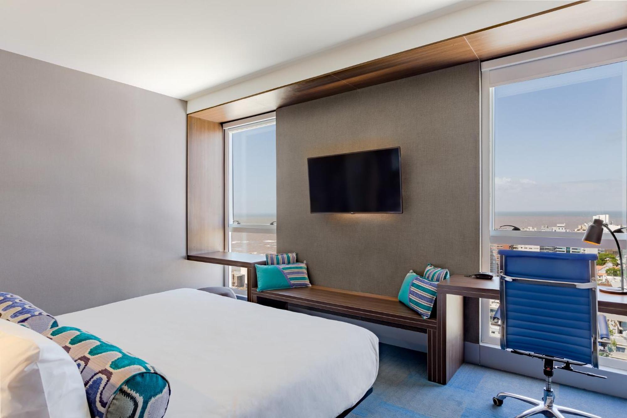 ALOFT Guest room 1 King City view
